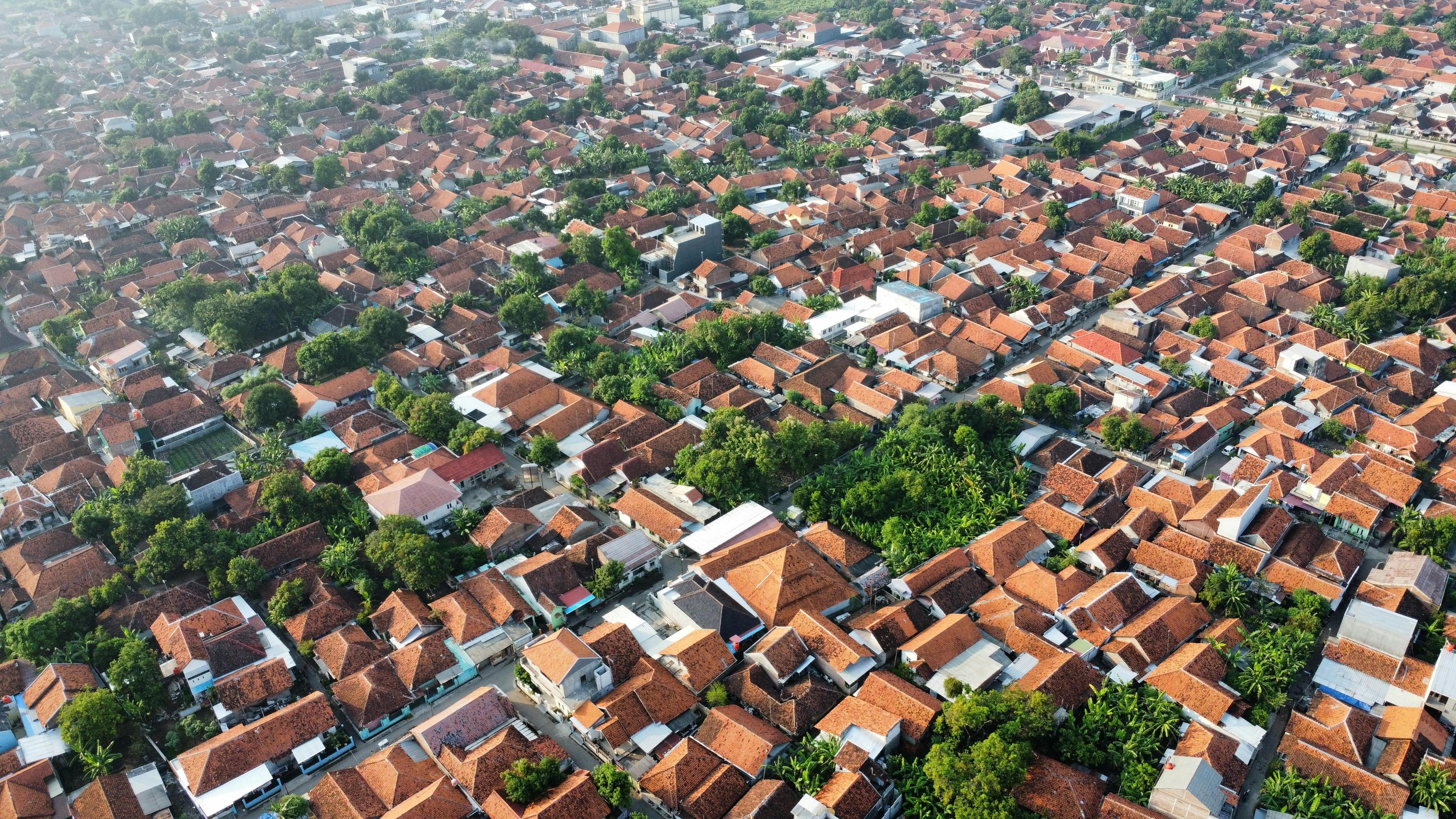 Rumah dengan keluarga di depannya, melambangkan kepemilikan rumah