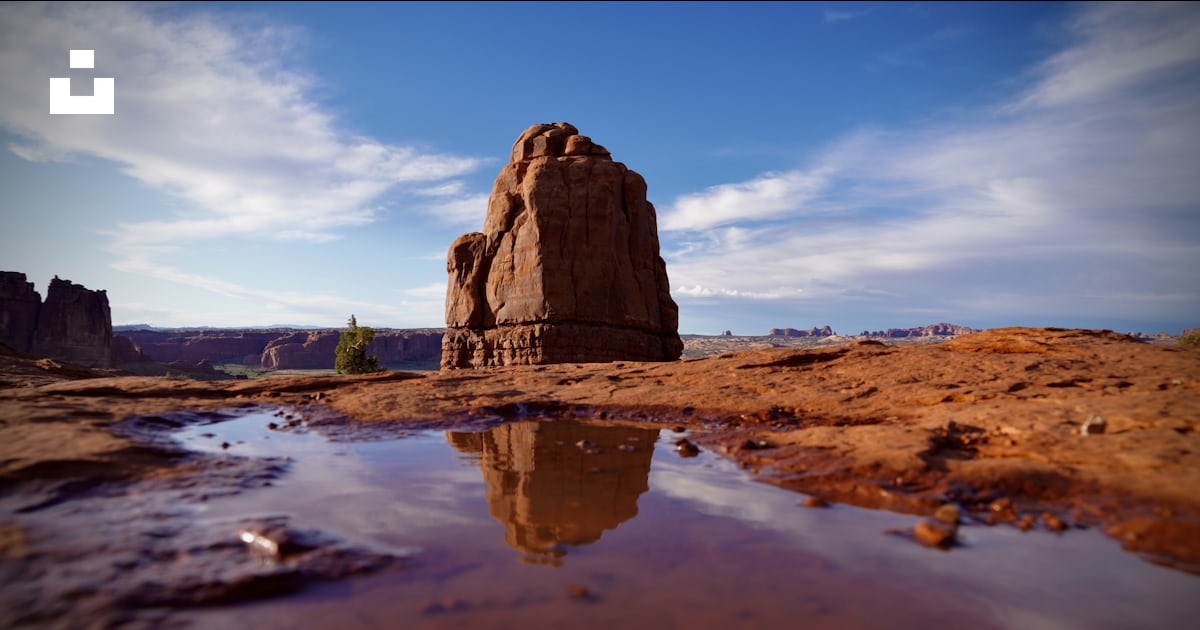 Un gros rocher au milieu d’un désert photo – Image gratuite de La ...