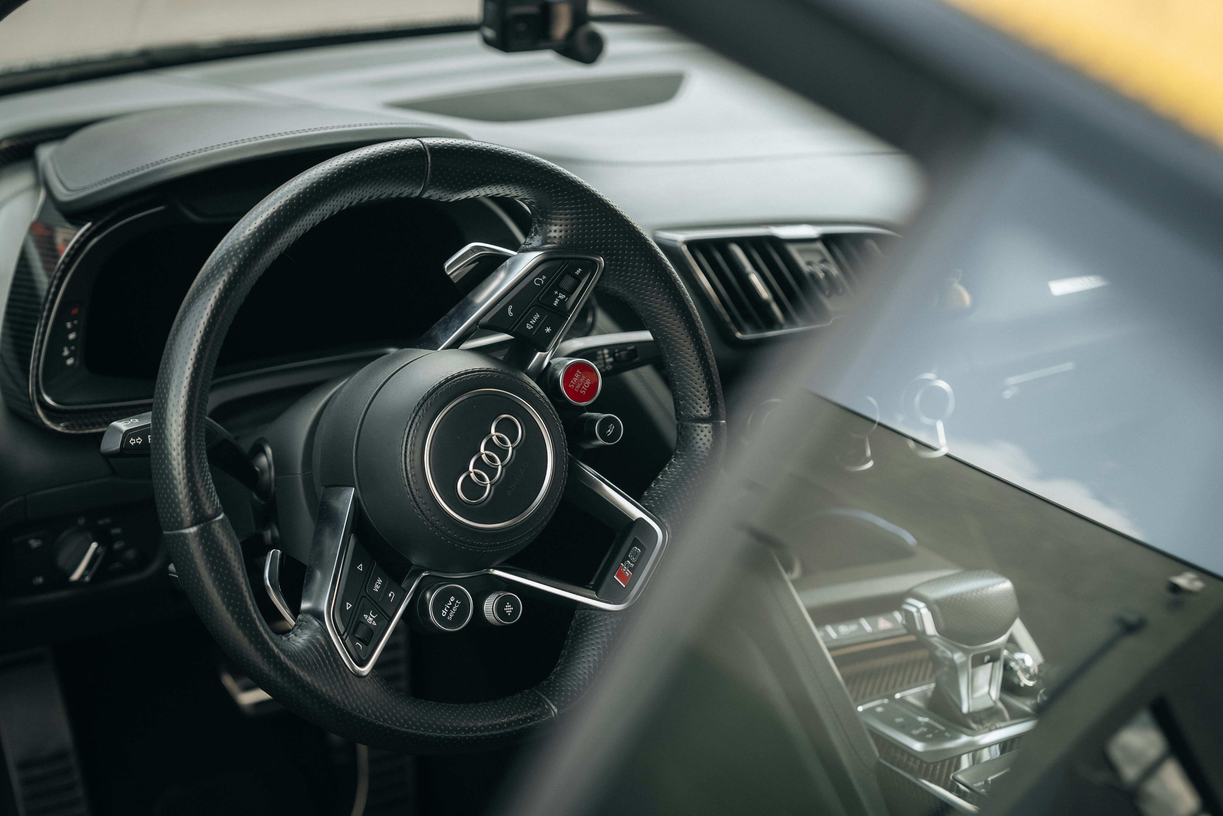 ein Lenkrad und Armaturenbrett eines Autos