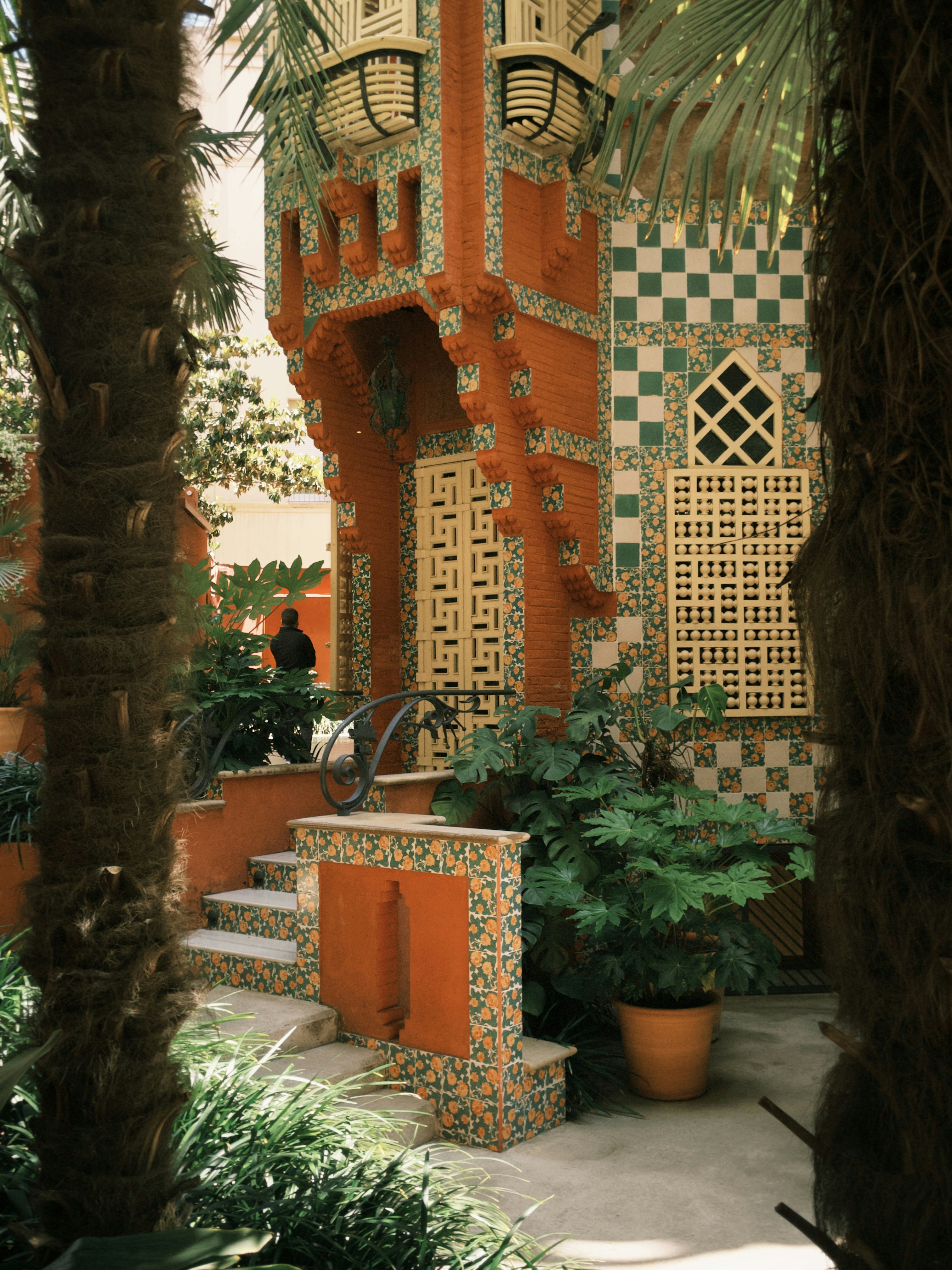 un bâtiment très coloré avec une fontaine au milieu