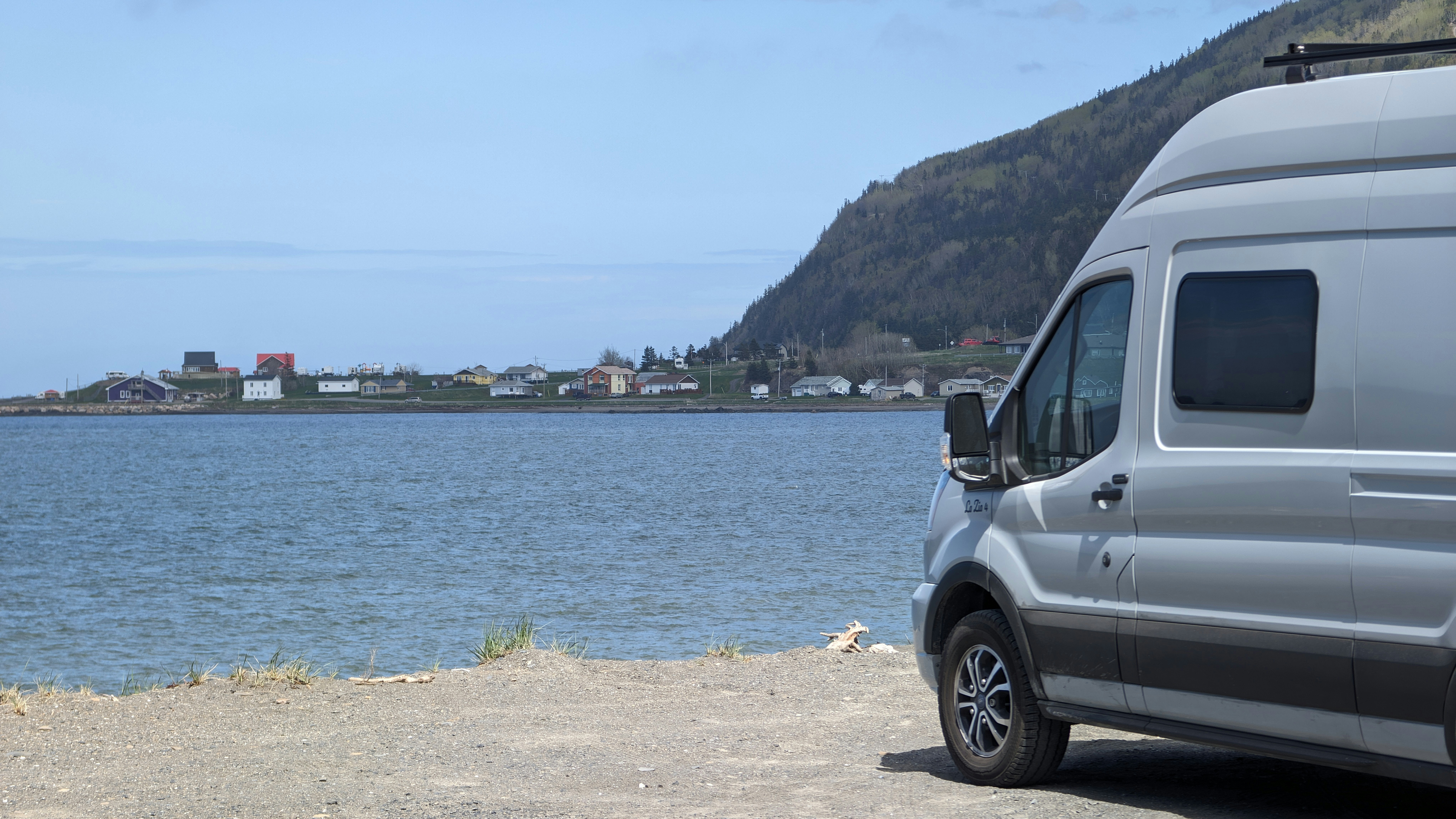 Una furgoneta aparcada junto a un cuerpo de agua