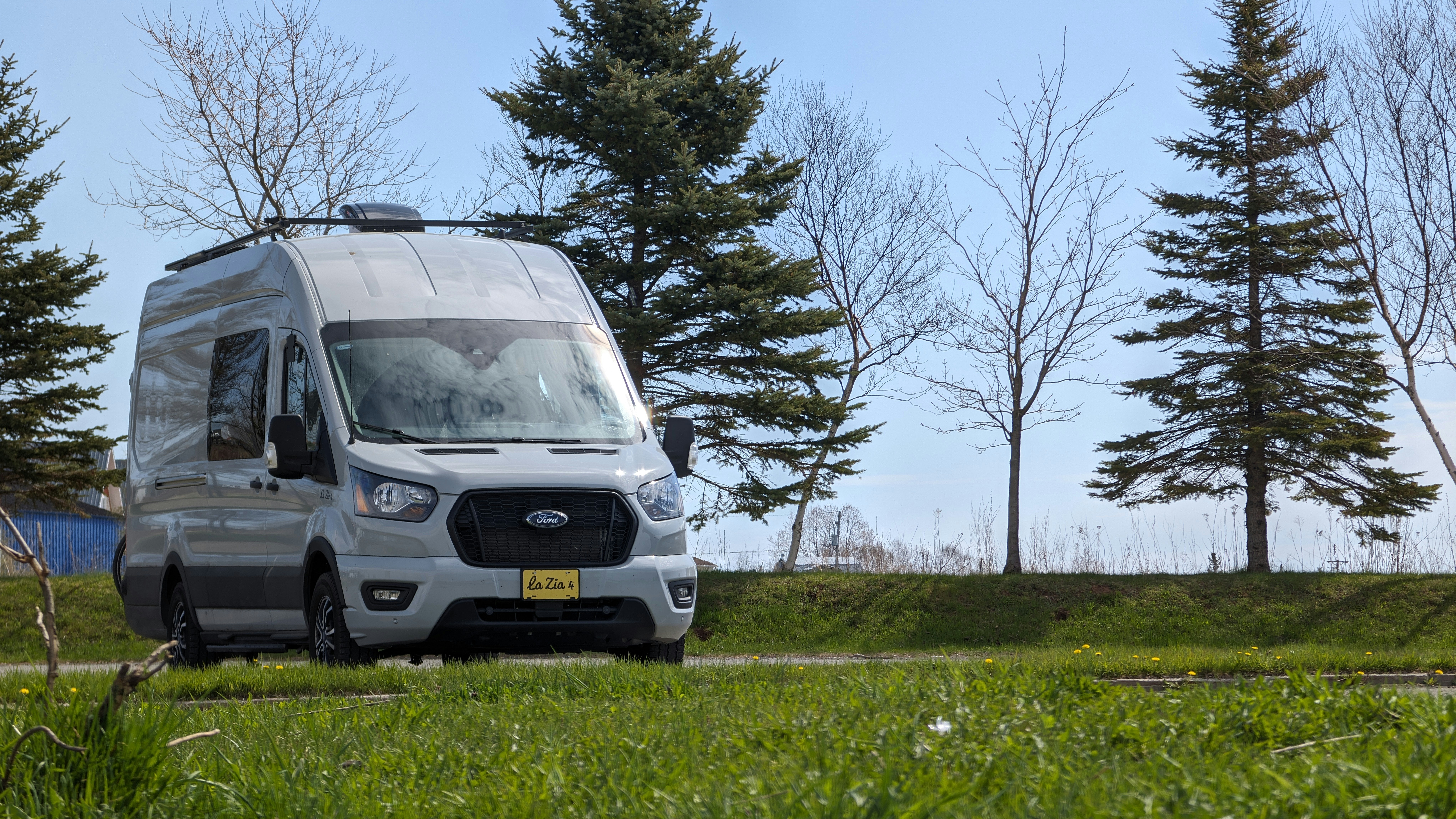 Una furgoneta blanca aparcada al costado de una carretera
