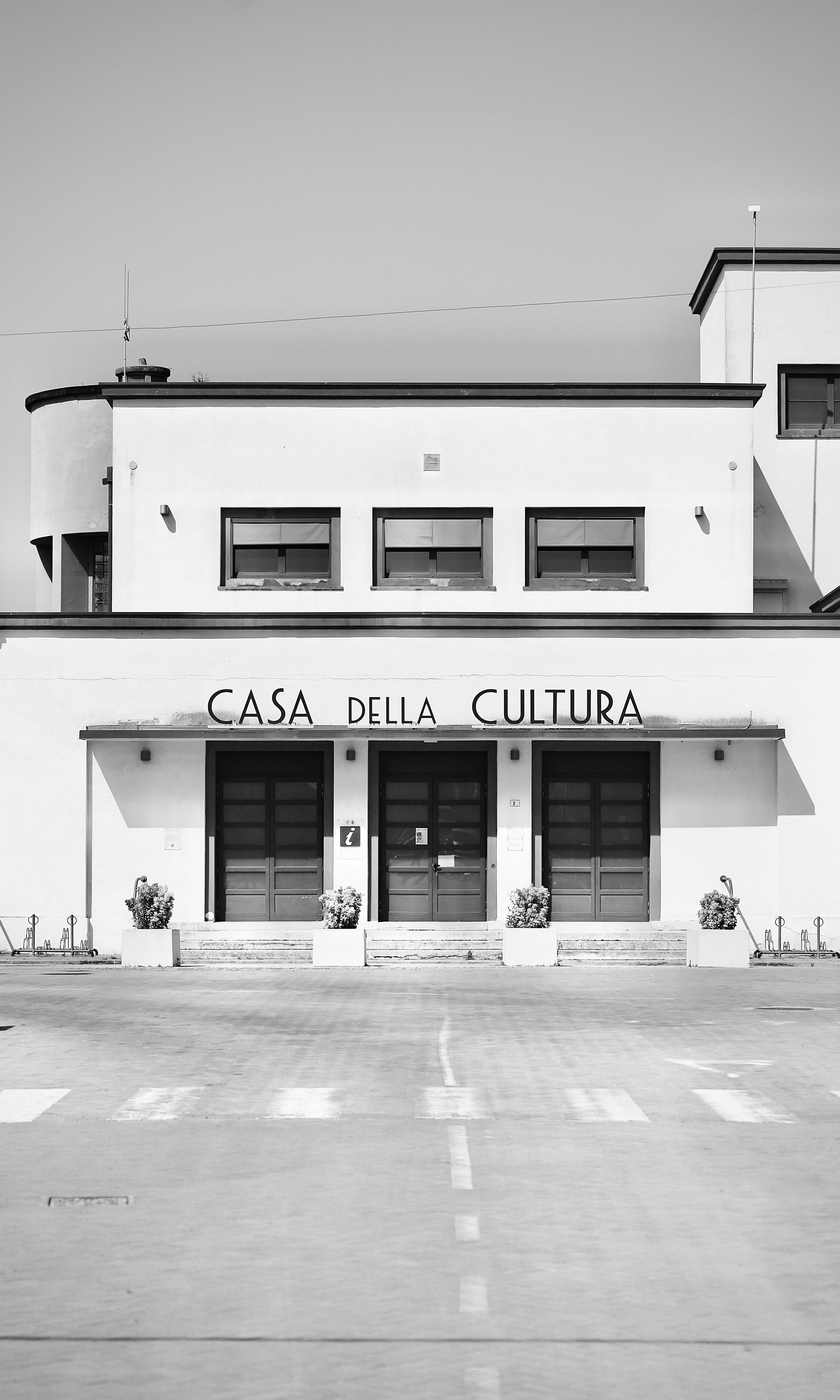 photo-1716796244767-7ba9d258b6cd?ixid=M3