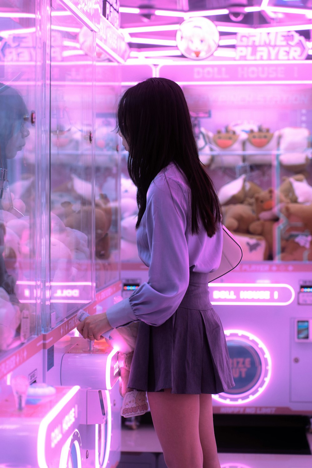 una mujer parada frente a una máquina expendedora