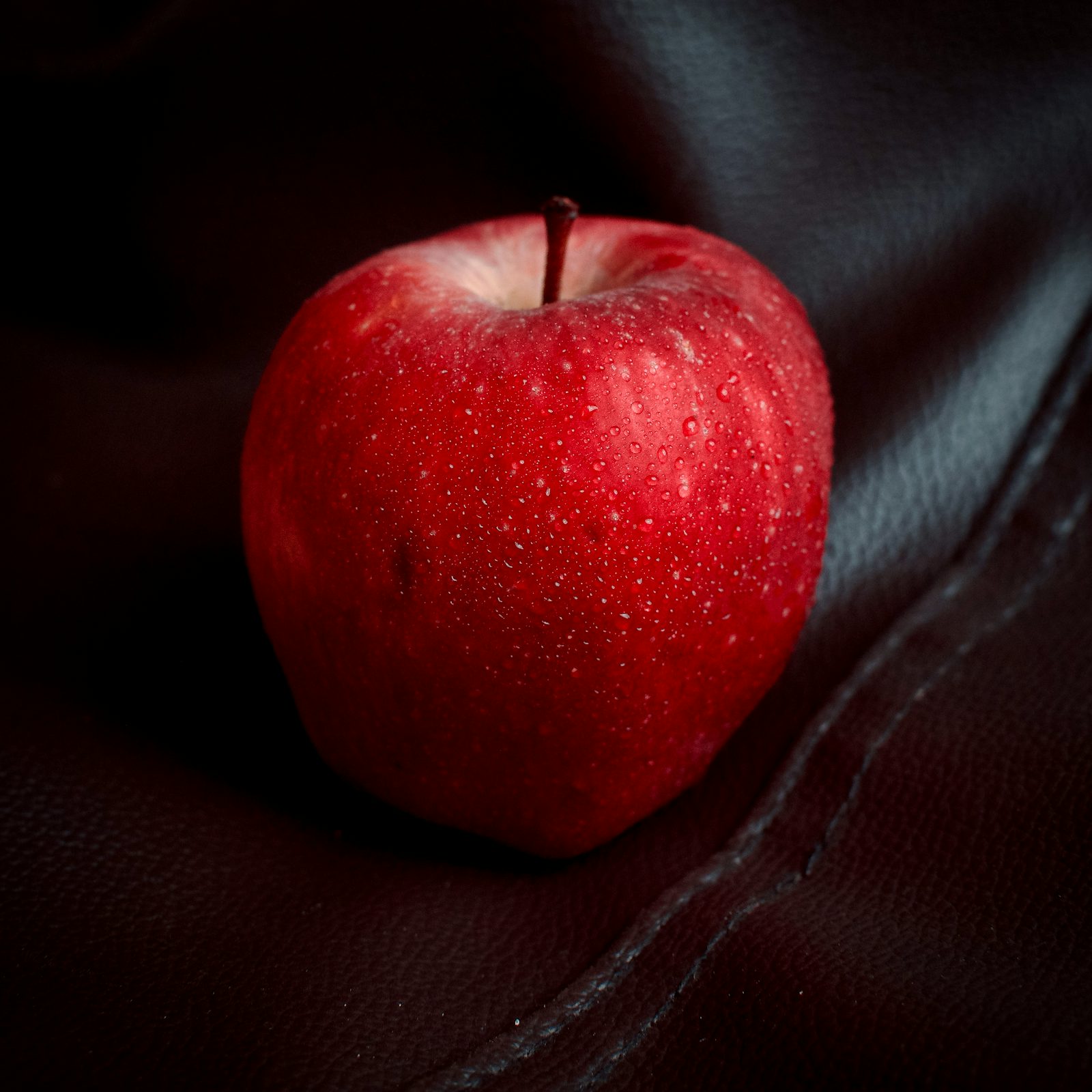 Fresh red apple fruit benefits