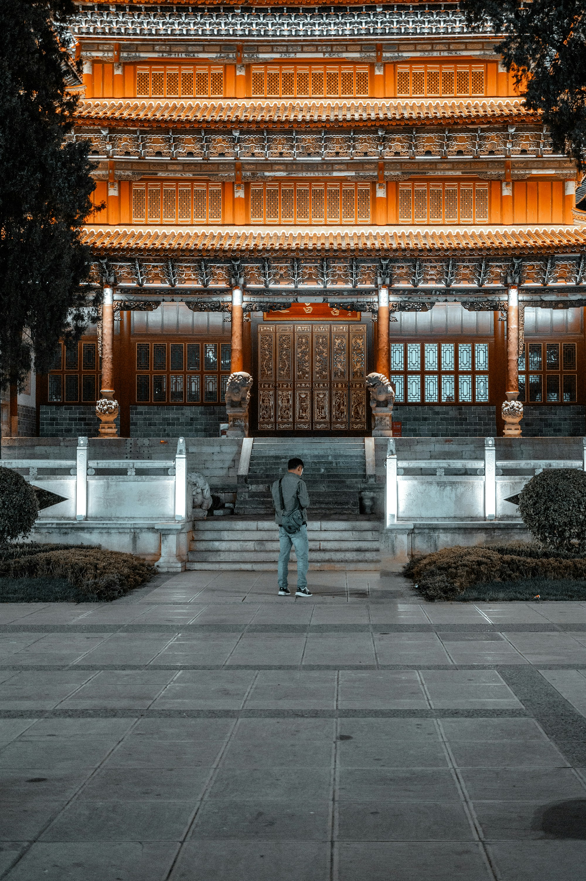 un uomo in piedi di fronte a un alto edificio