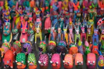 Alebrijes mexicanos tallados y pintados en colores vibrantes
