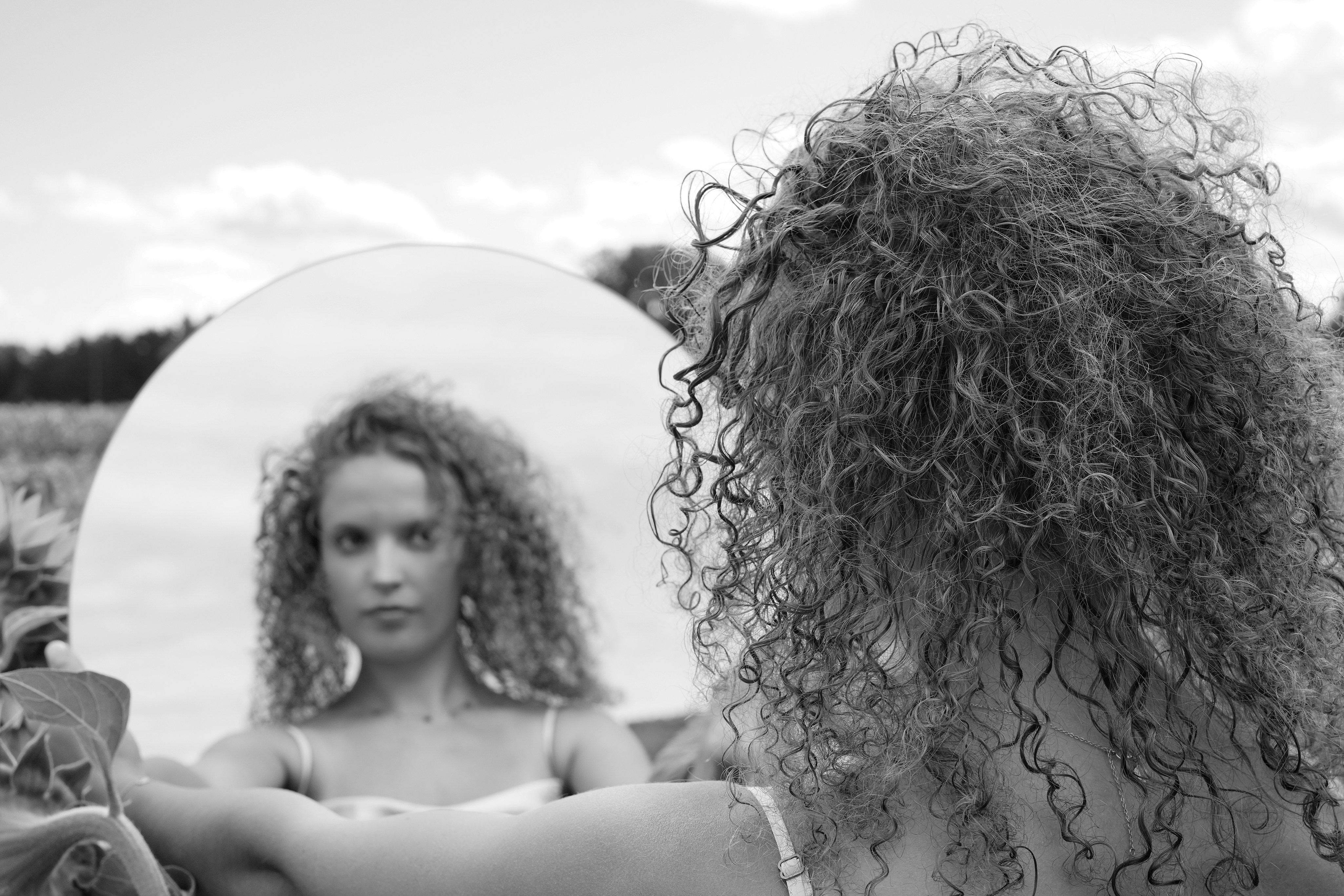 photo 1716825827415 06033ecfa776?crop=entropy&cs=srgb&fm=jpg&ixid=M3wxOTg1NDZ8MHwxfHNlYXJjaHwzNXx8c3BpZWdlbHxlbnwwfHx8fDE3MjU2NTgyMDF8MA&ixlib=rb 4.0