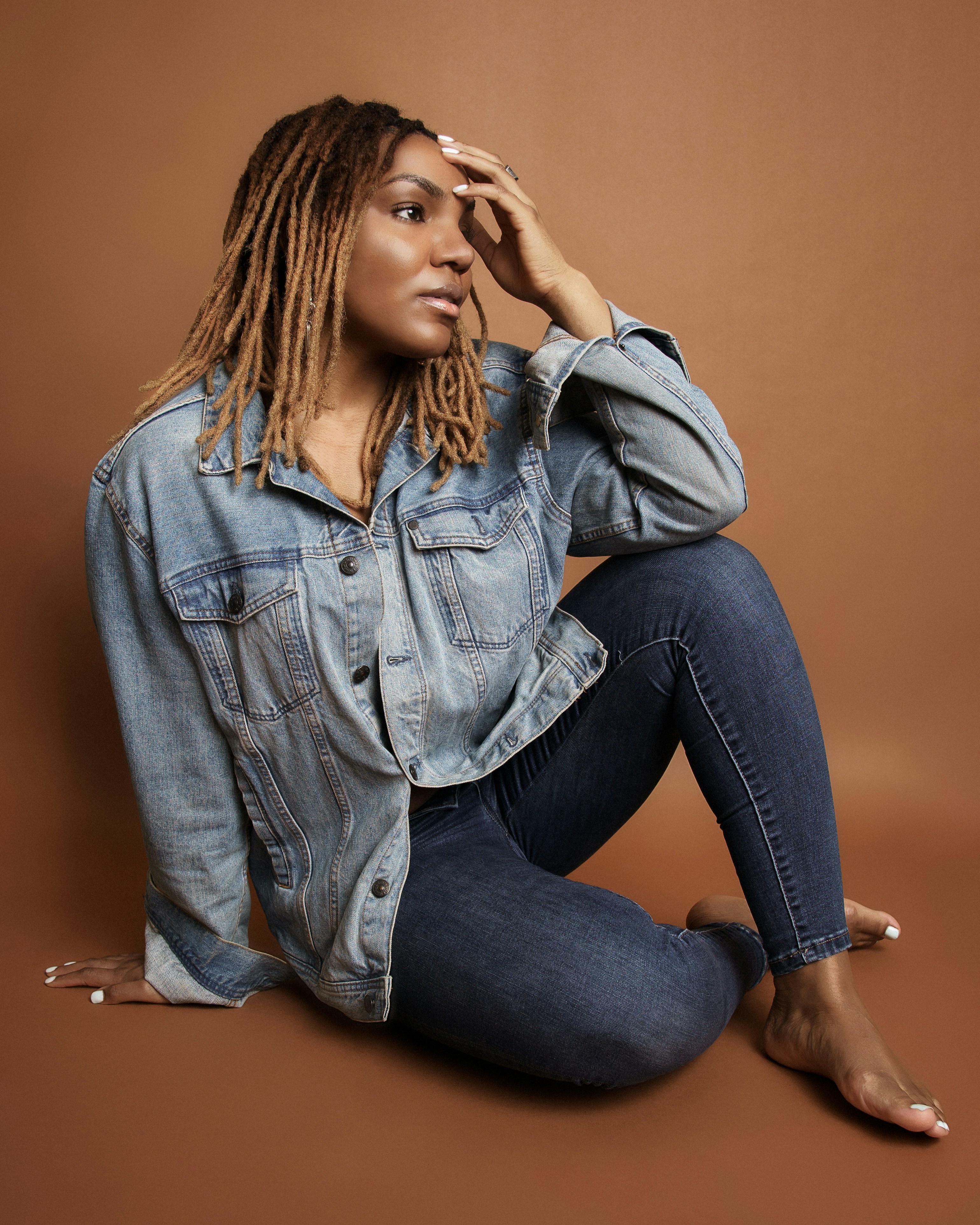 地面に座っているドレッドヘアの女性