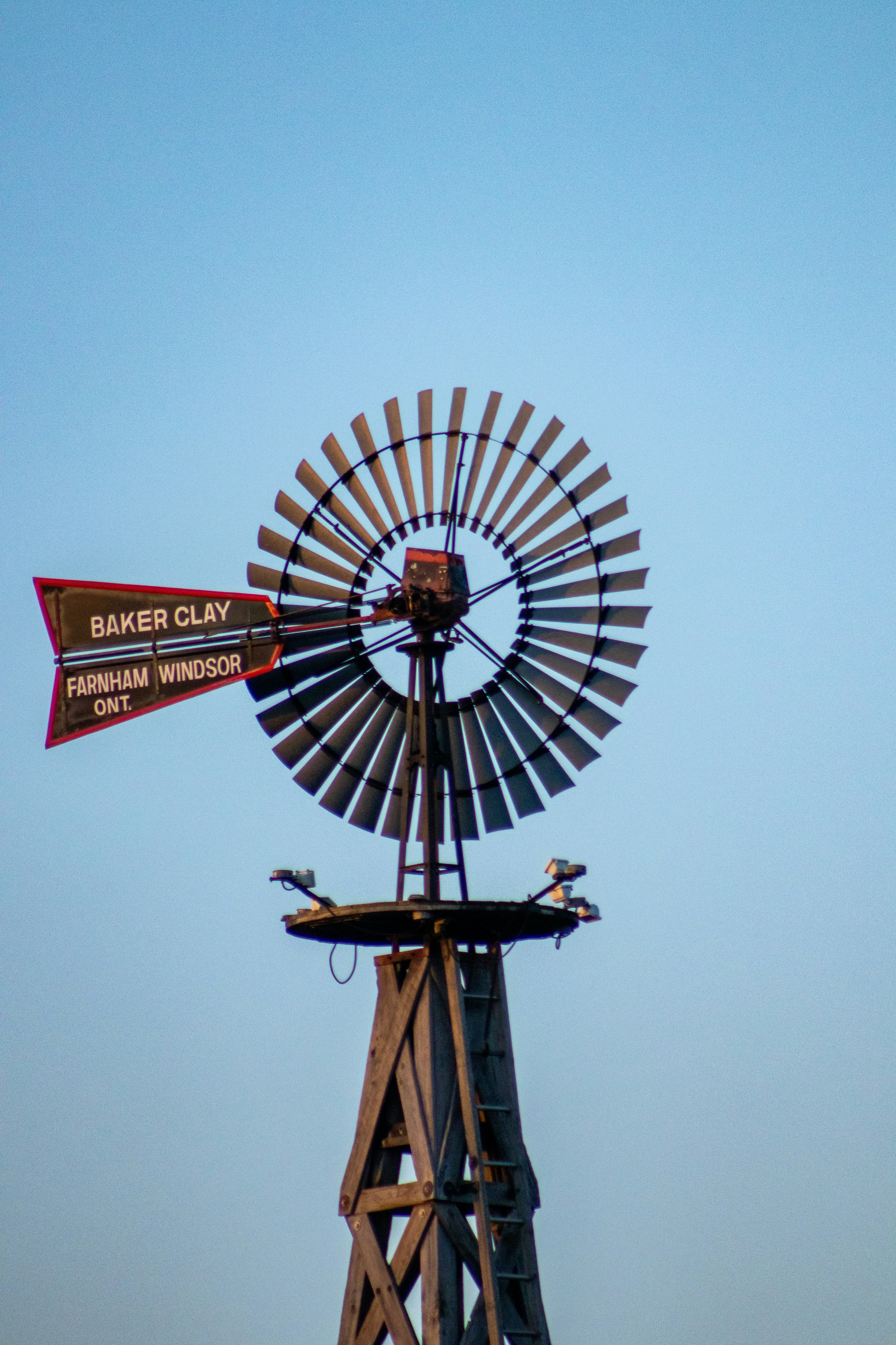 um moinho de vento com uma bandeira em cima dele