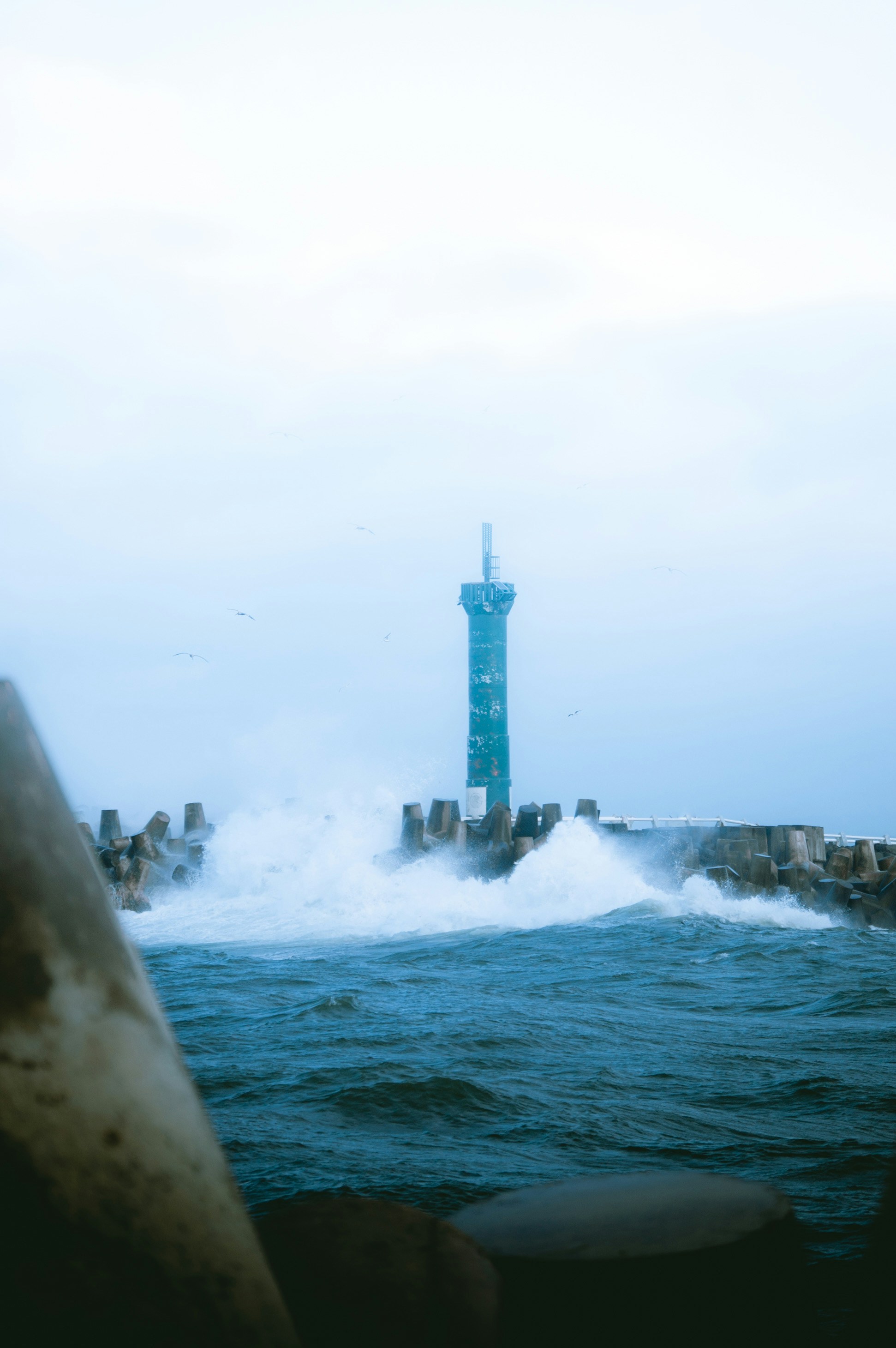 una gran masa de agua con un faro al fondo