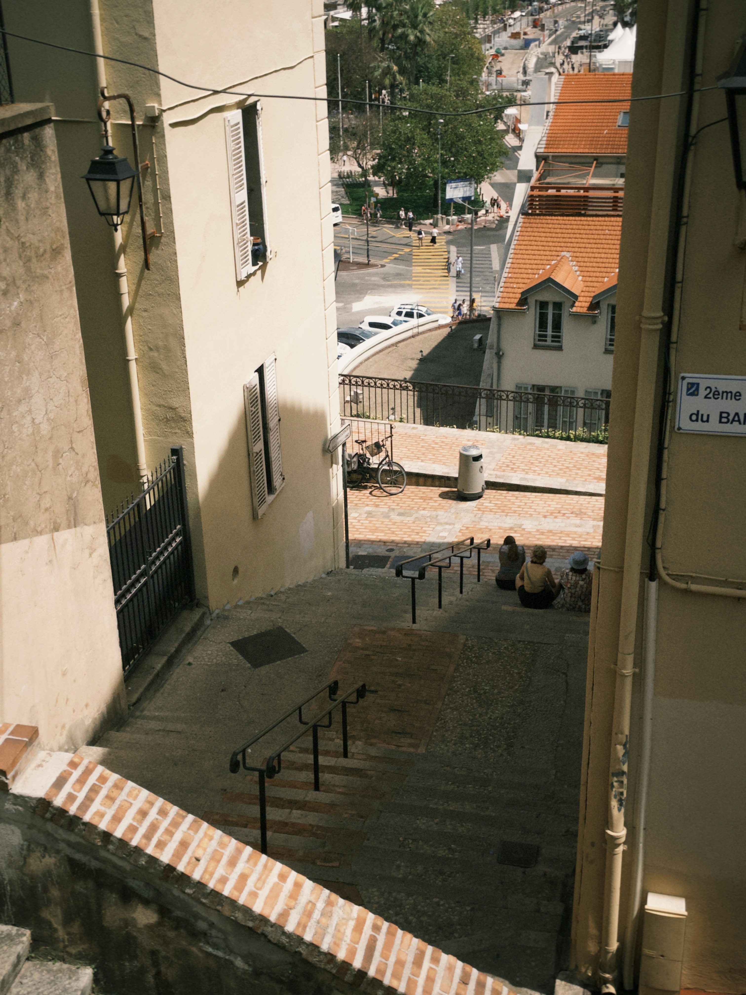 Une vue d’un escalier dans une ville
