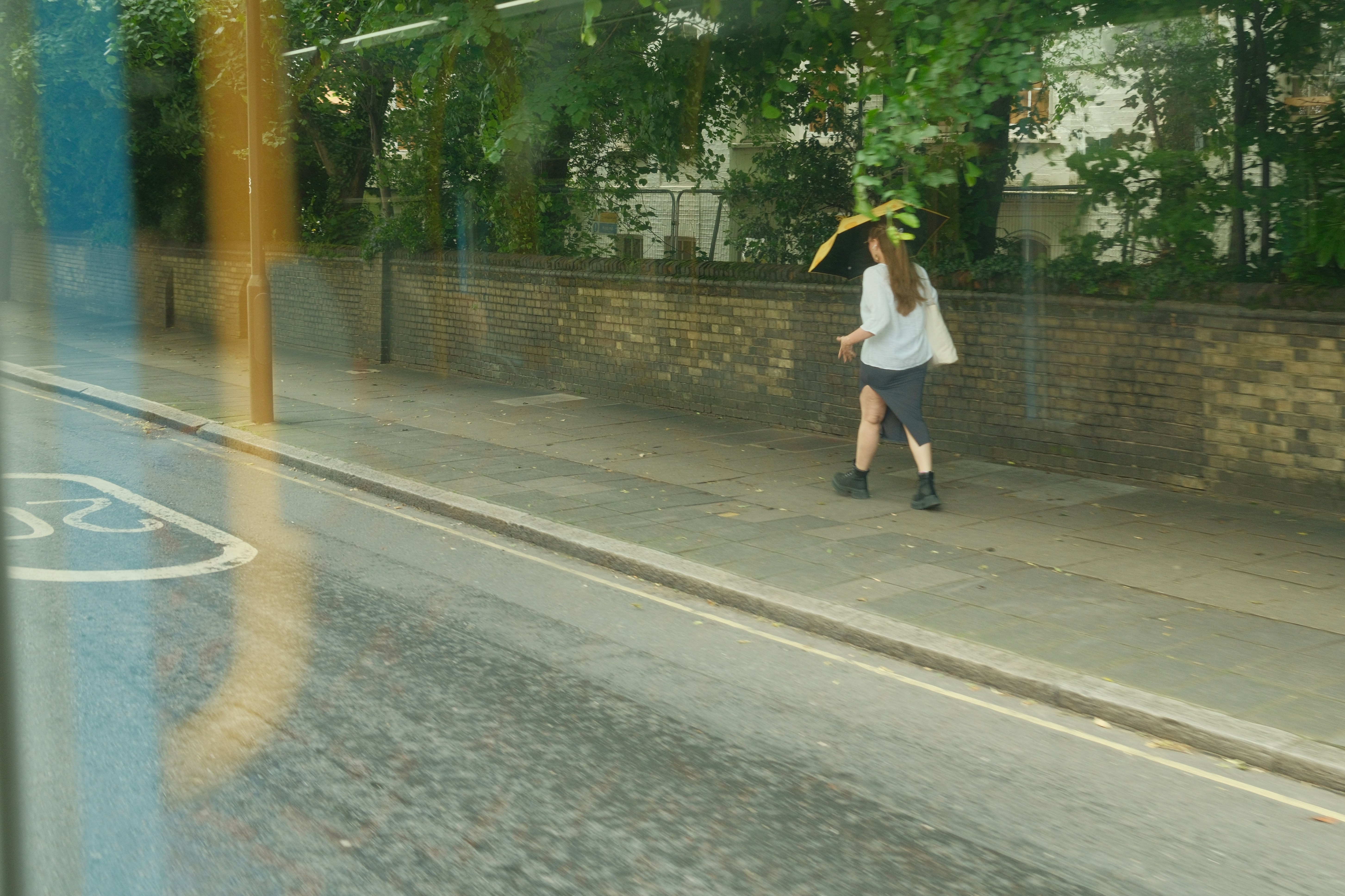 une femme marchant dans une rue avec un parapluie