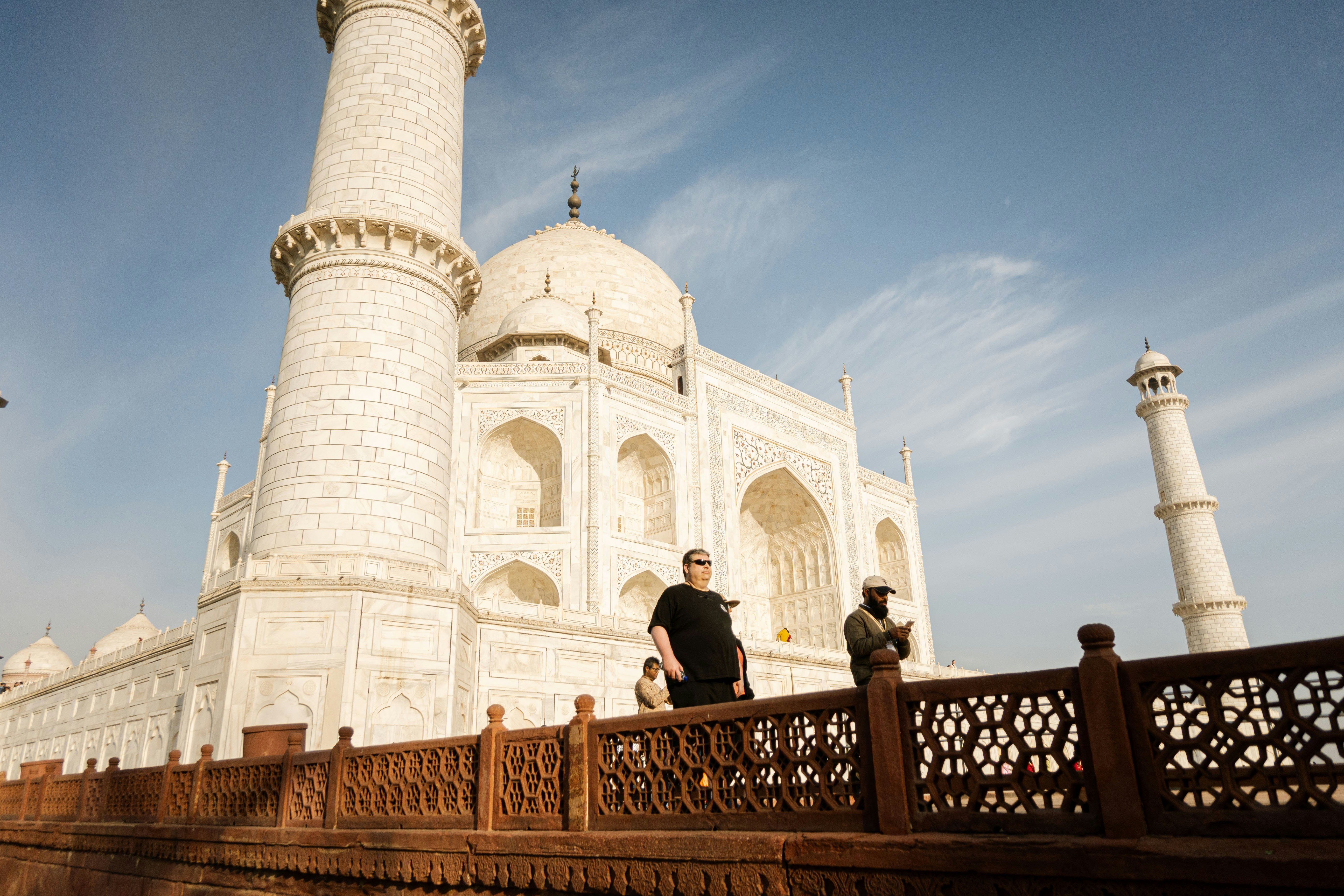 Deux hommes debout sur un pont devant un bâtiment blanc photo – Image ...