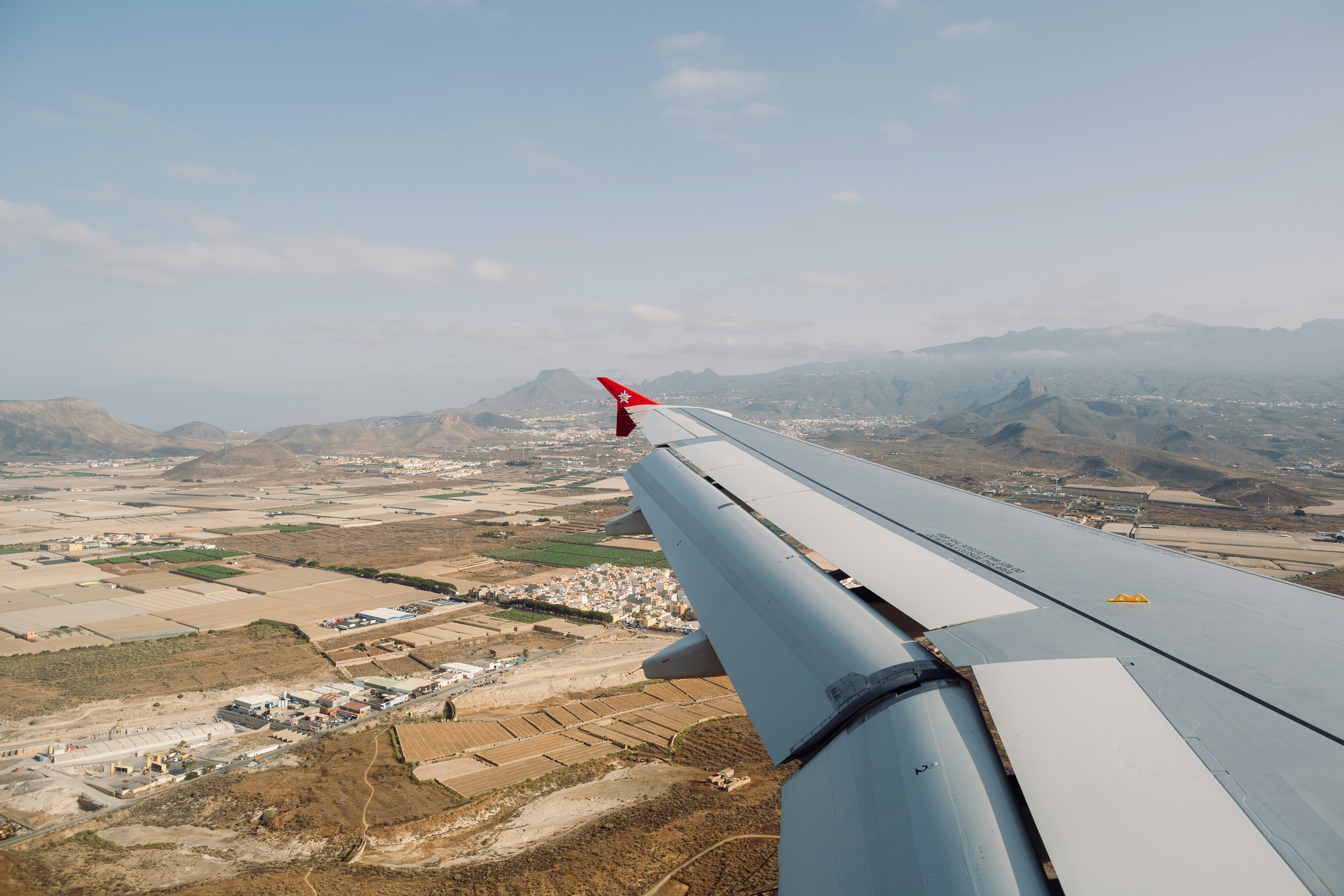 a view of the wing of an airplane, 