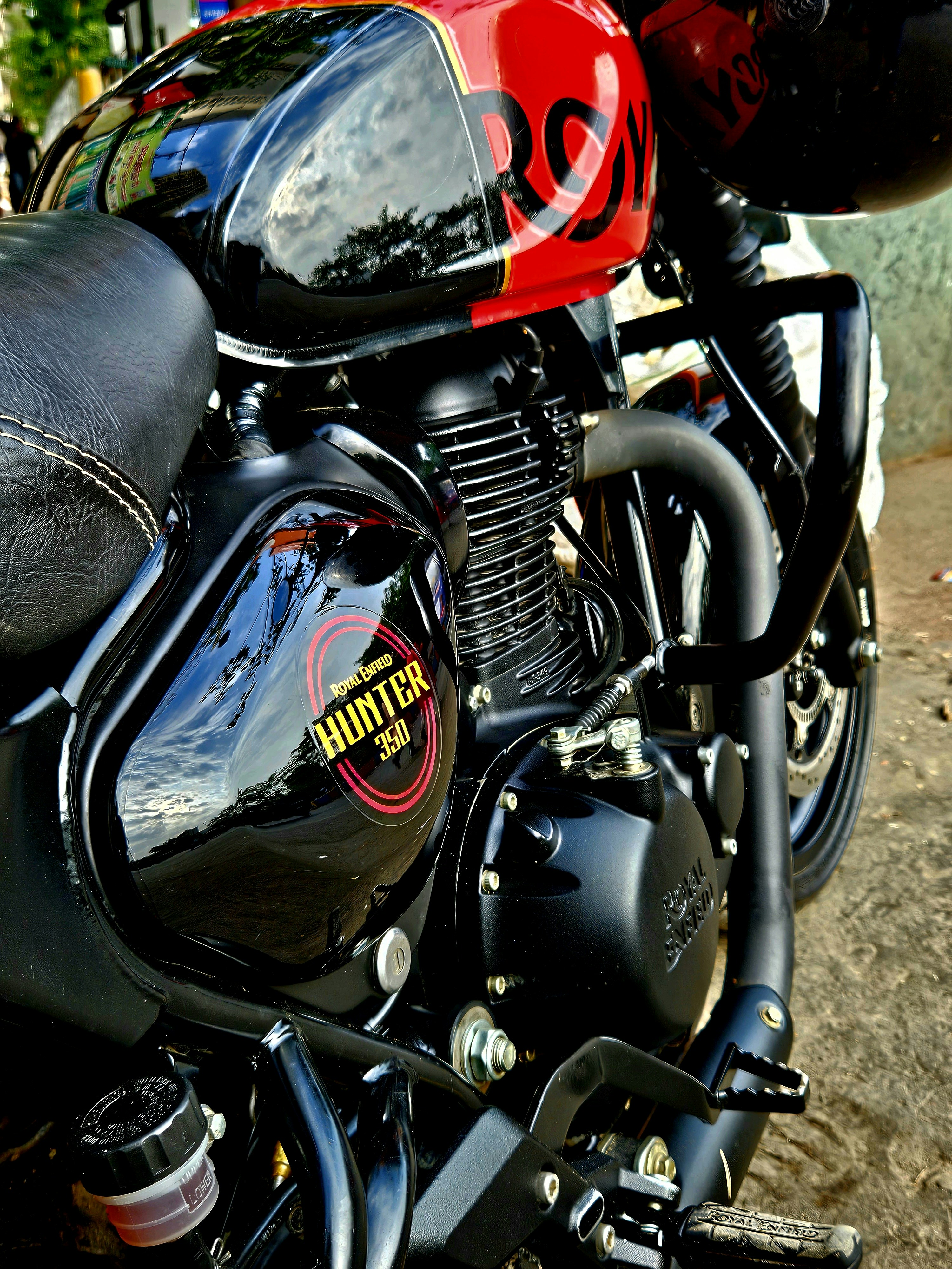 Royal Enfield Hunter 350 en ambiente urbano con estilo neo-retro