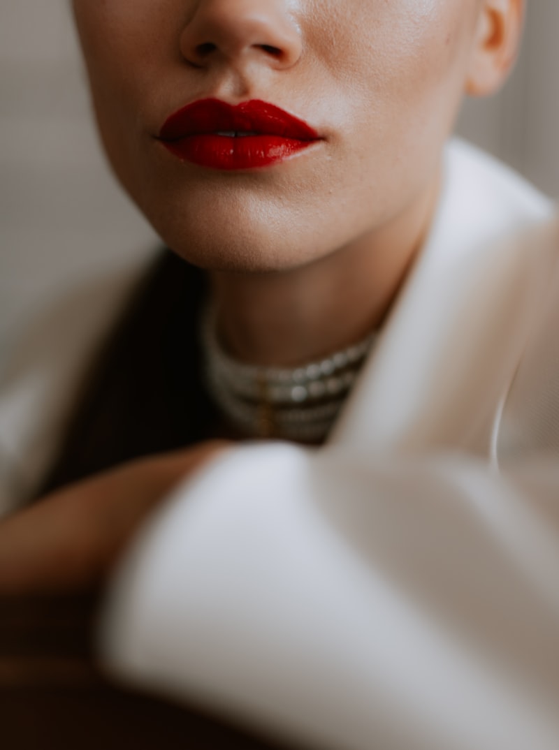 Primo piano di labbra con rossetto rosso