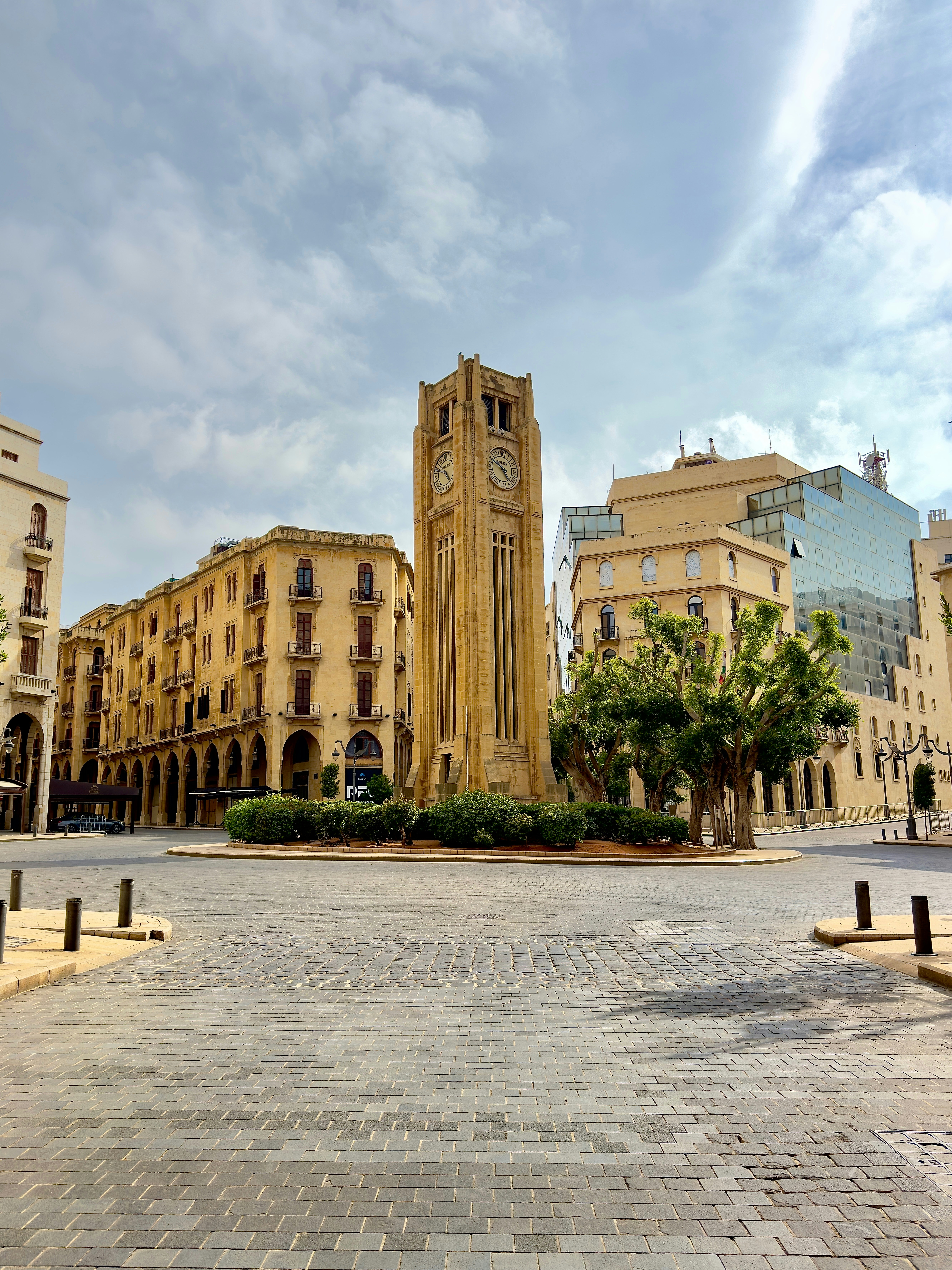 una gran torre de reloj situada en medio de un patio