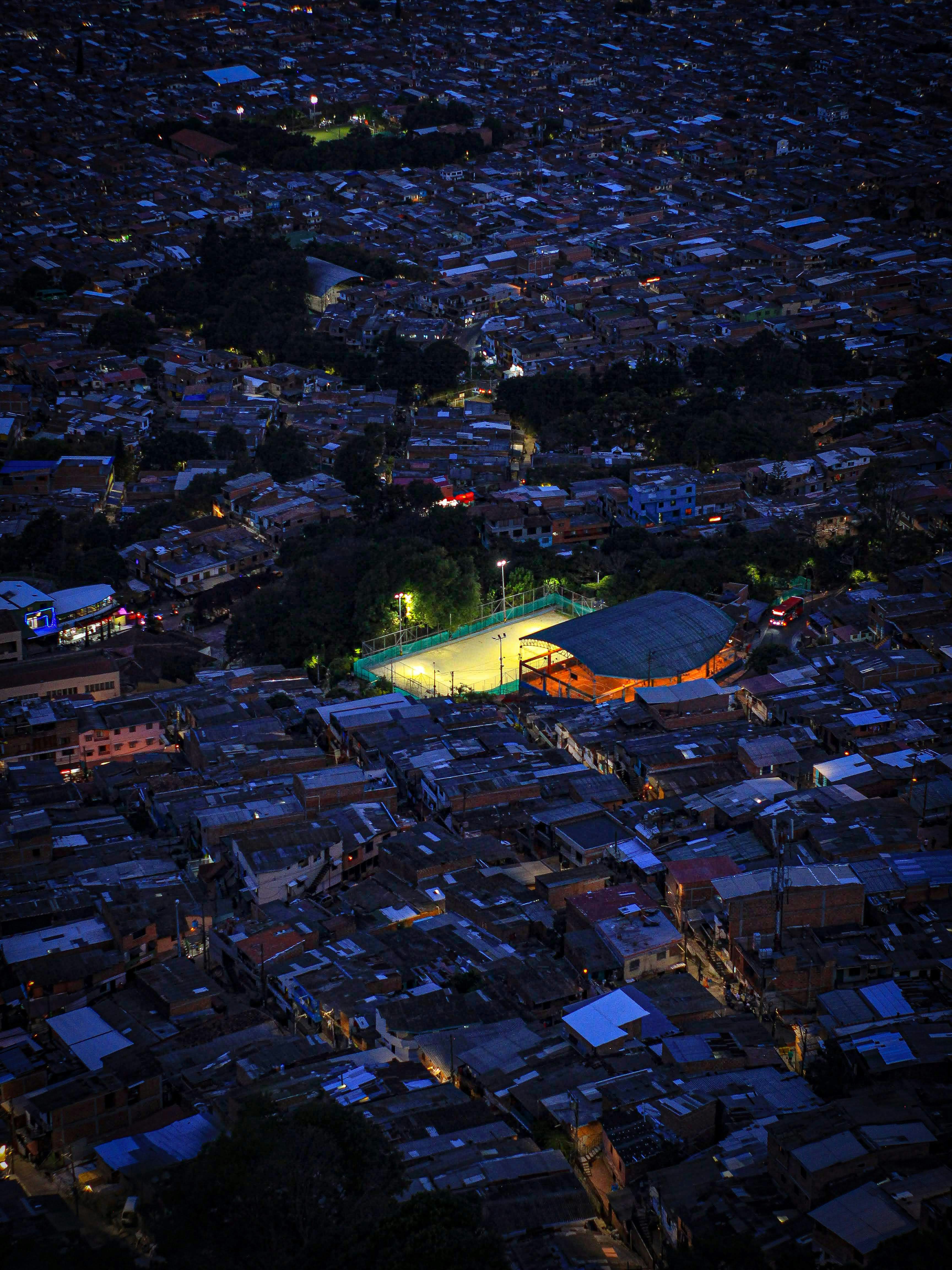 une vue aérienne d’une ville la nuit