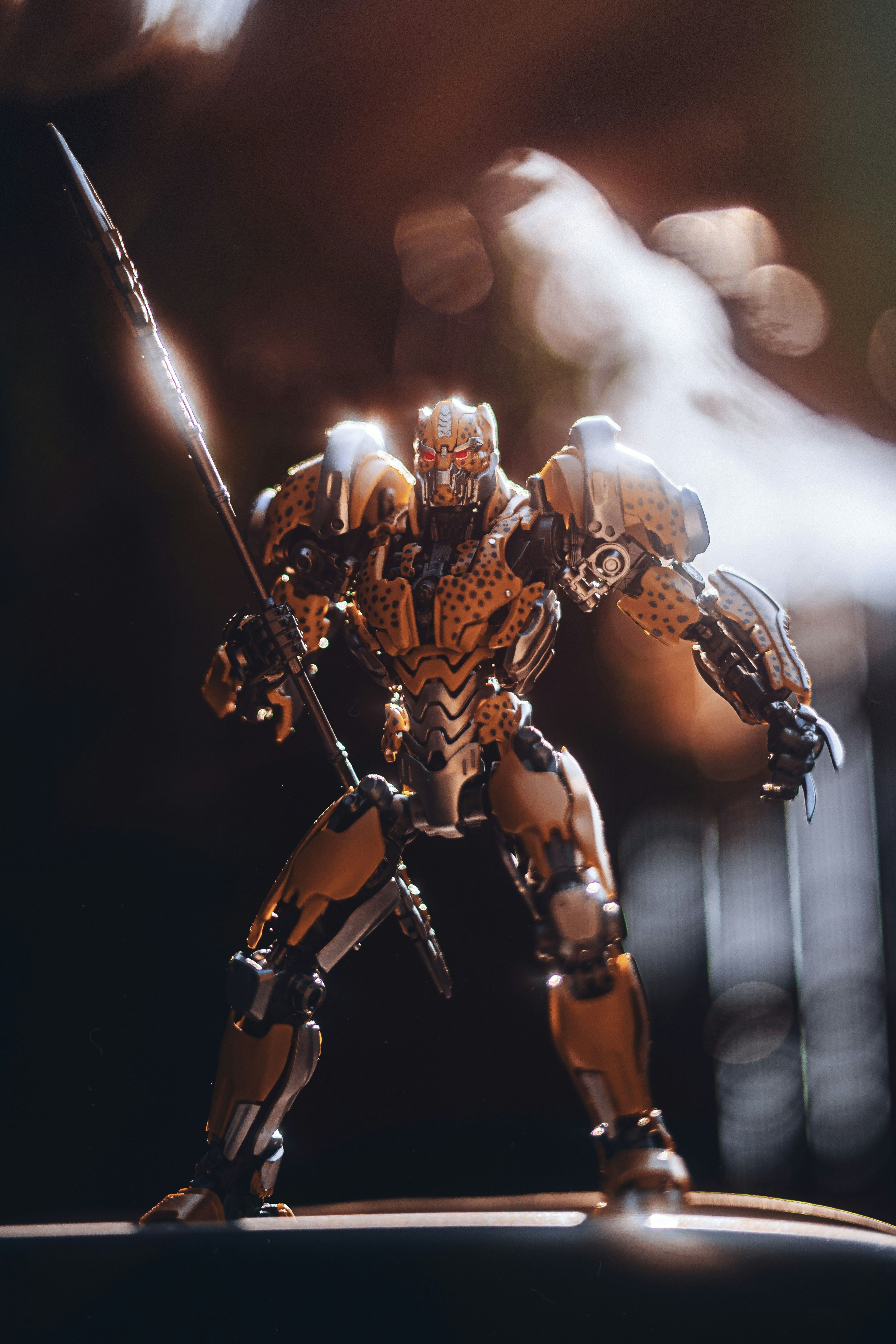 Eine Nahaufnahme eines Spielzeugroboters, der ein Schwert hält