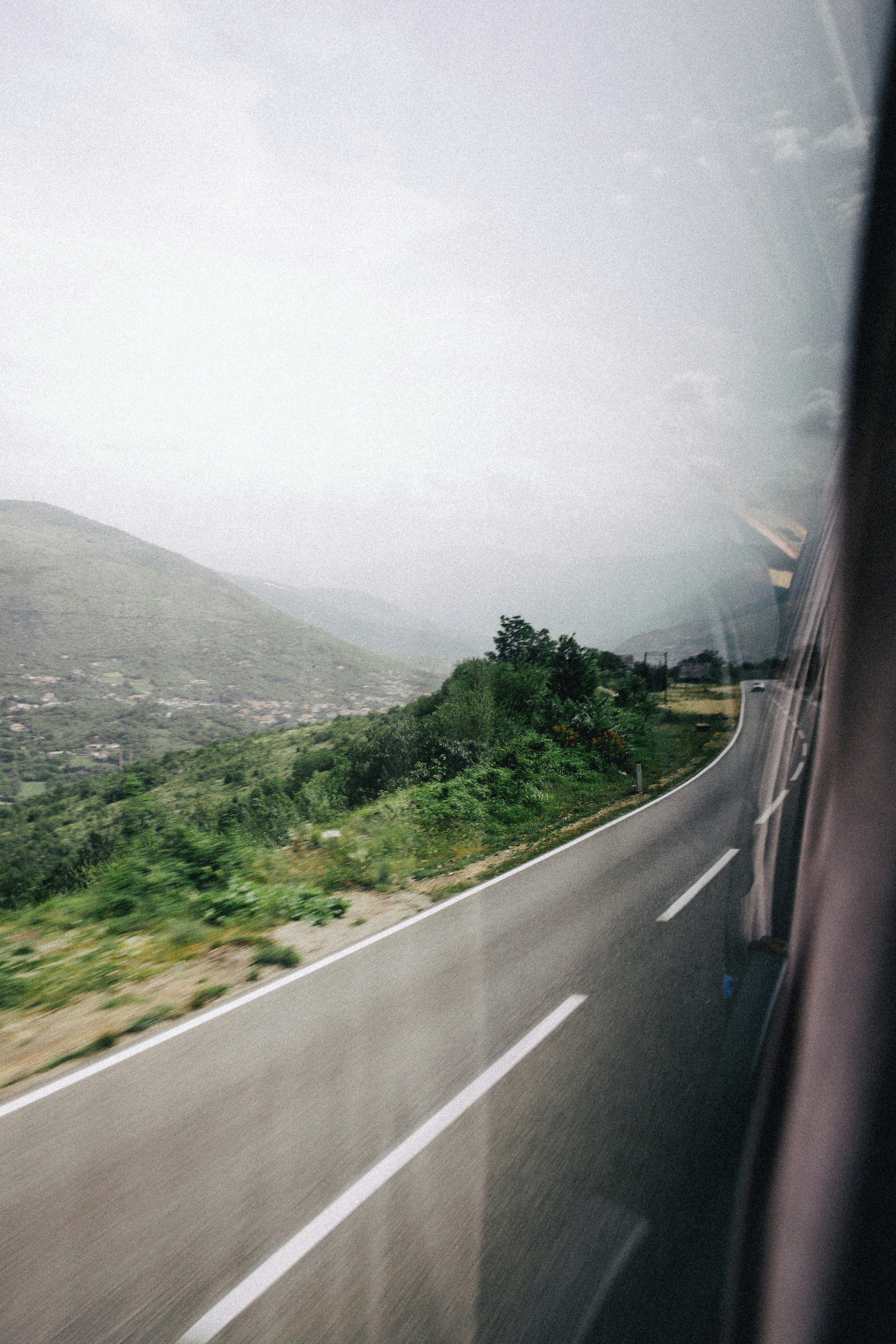 Una vista desde el interior de un vehículo mirando por la ventana