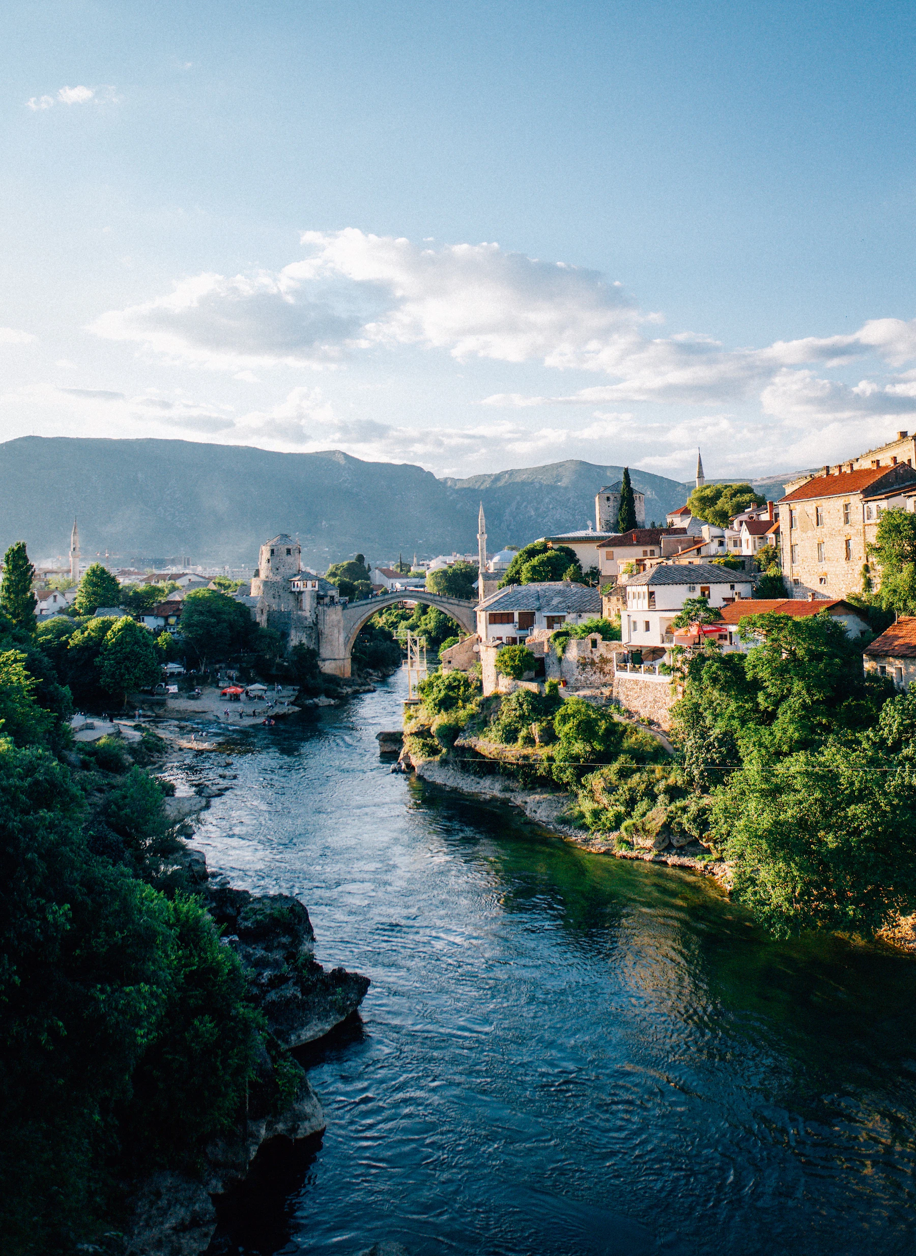 Mostar'da Neretva Nehri üzerindeki Eski Köprü ve kıyıdaki taş yapılar