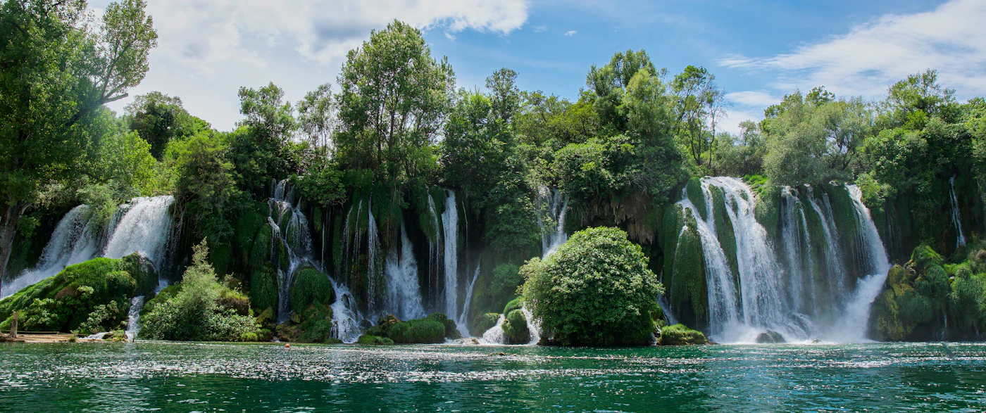 Die Kaskaden der Kravice-Wasserfälle am Fluss Trebižat