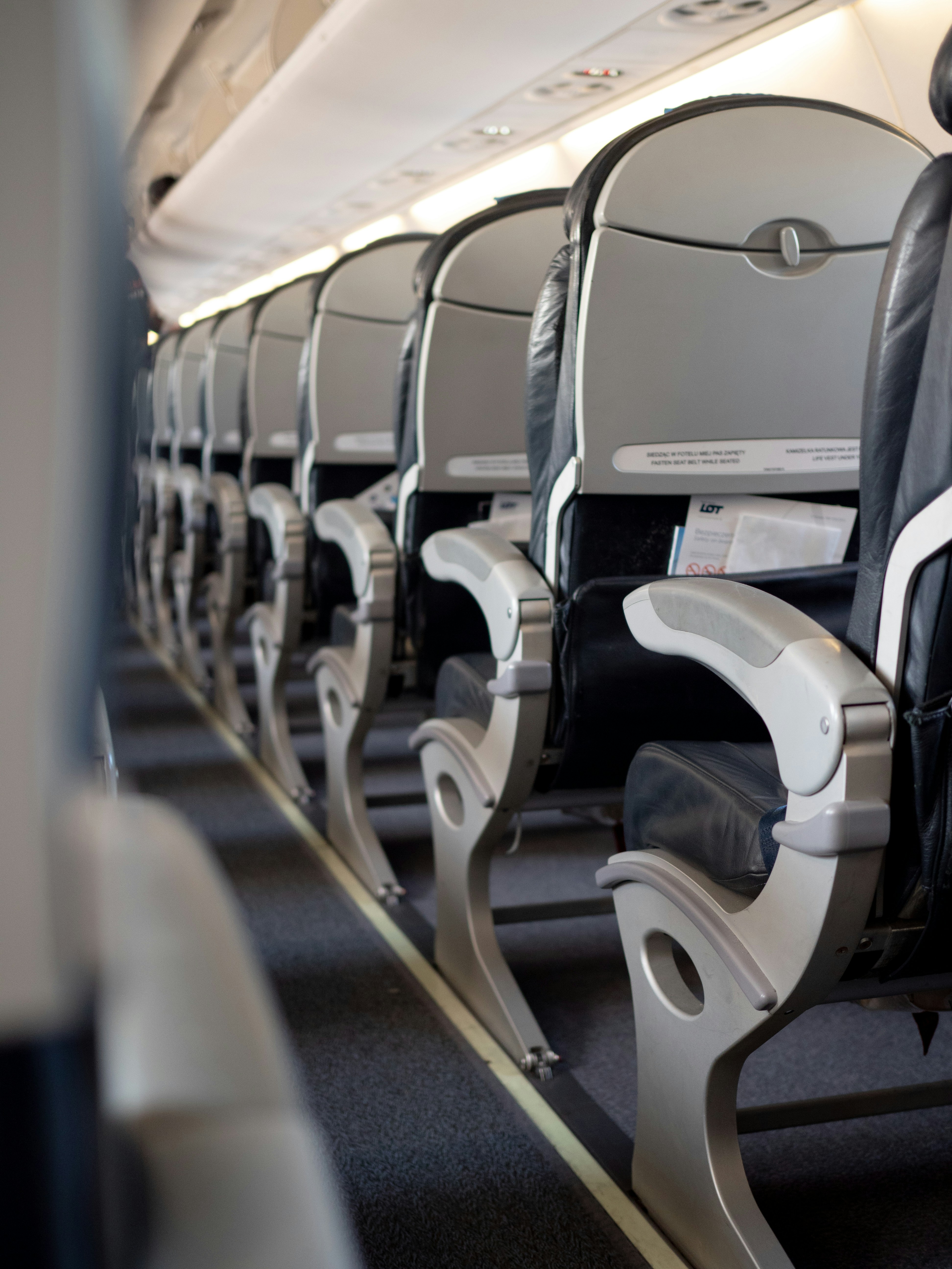 una fila de asientos vacíos en un avión