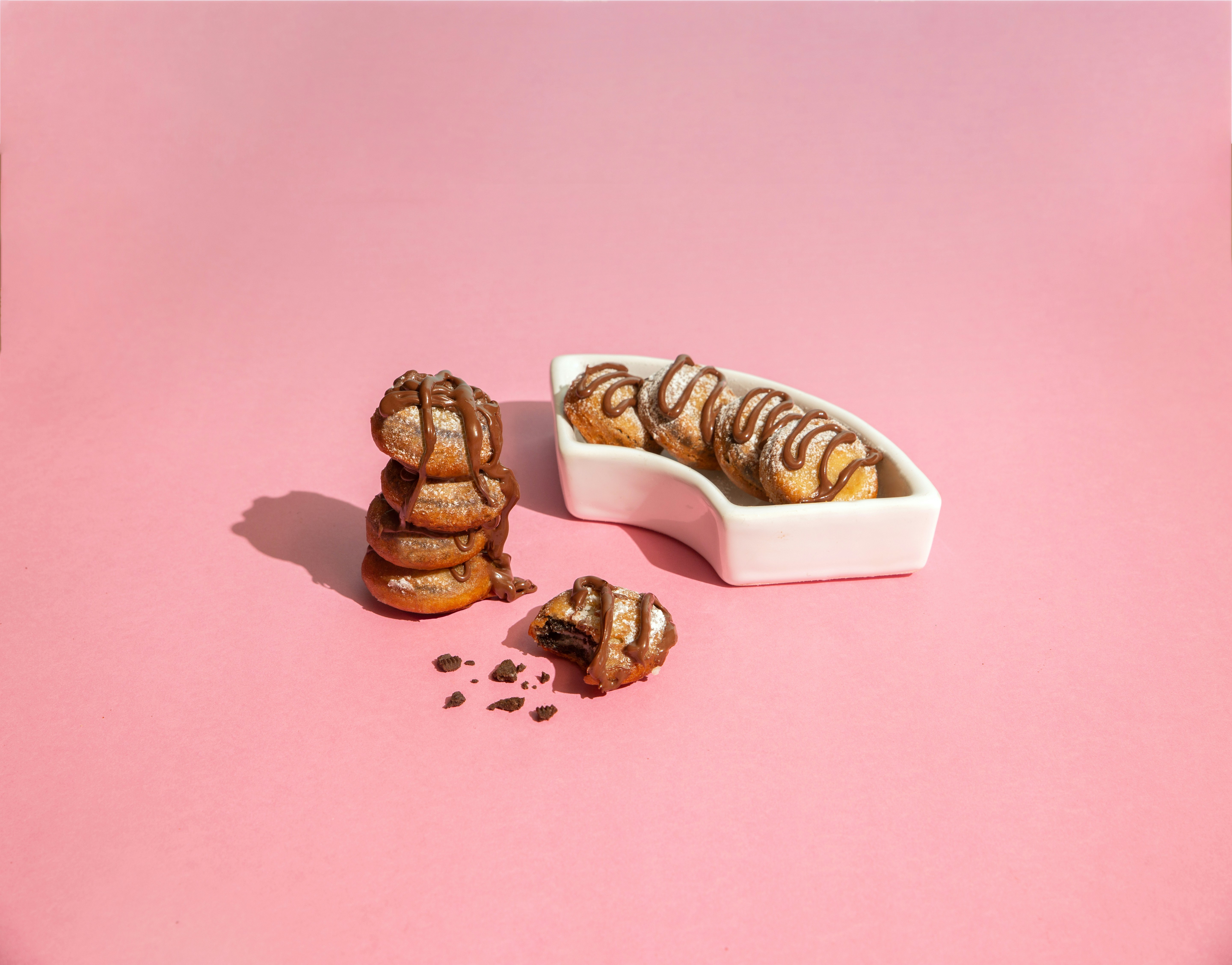 ein rosa Tisch mit einer Schüssel Essen und ein paar Brotstücken