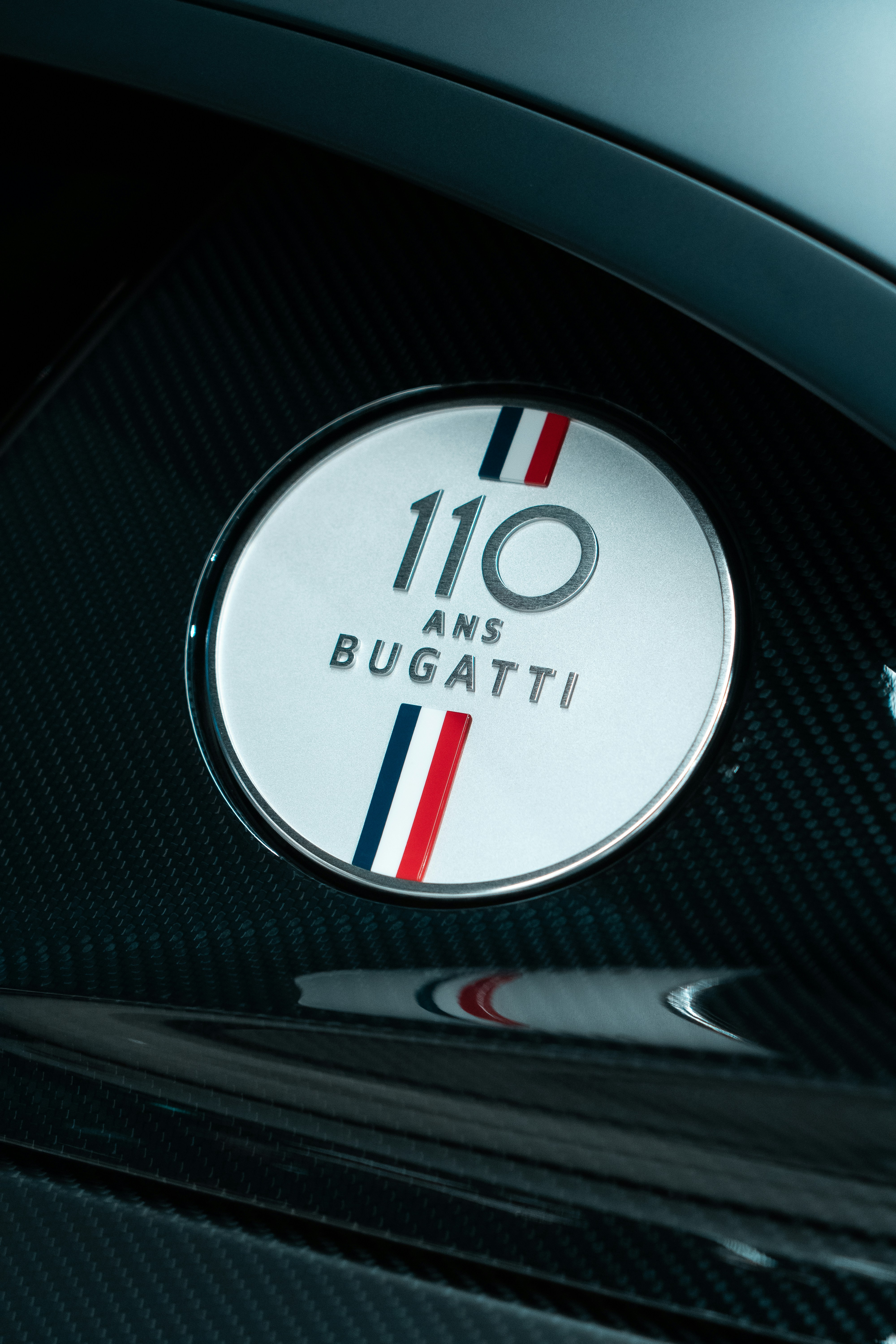Bugatti Veyron wallpaper, hypercar dark background, luxury car desktop, Veyron front view, ilustrasi artikel The Ultimate Bugatti Veyron Wallpapers for Every Car Enthusiast 4