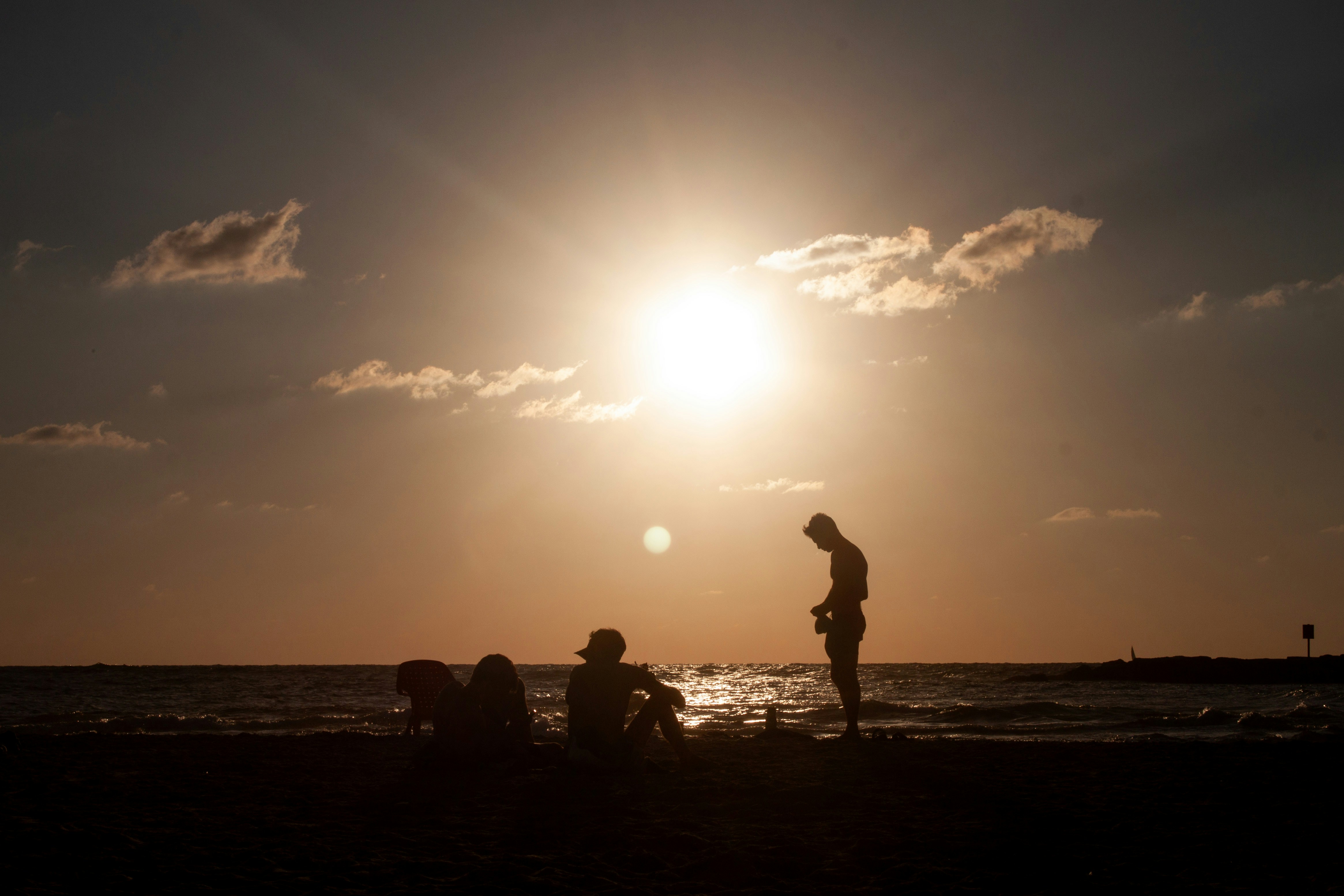 A group of people standing on top of a beach photo – Free Persona Image ...