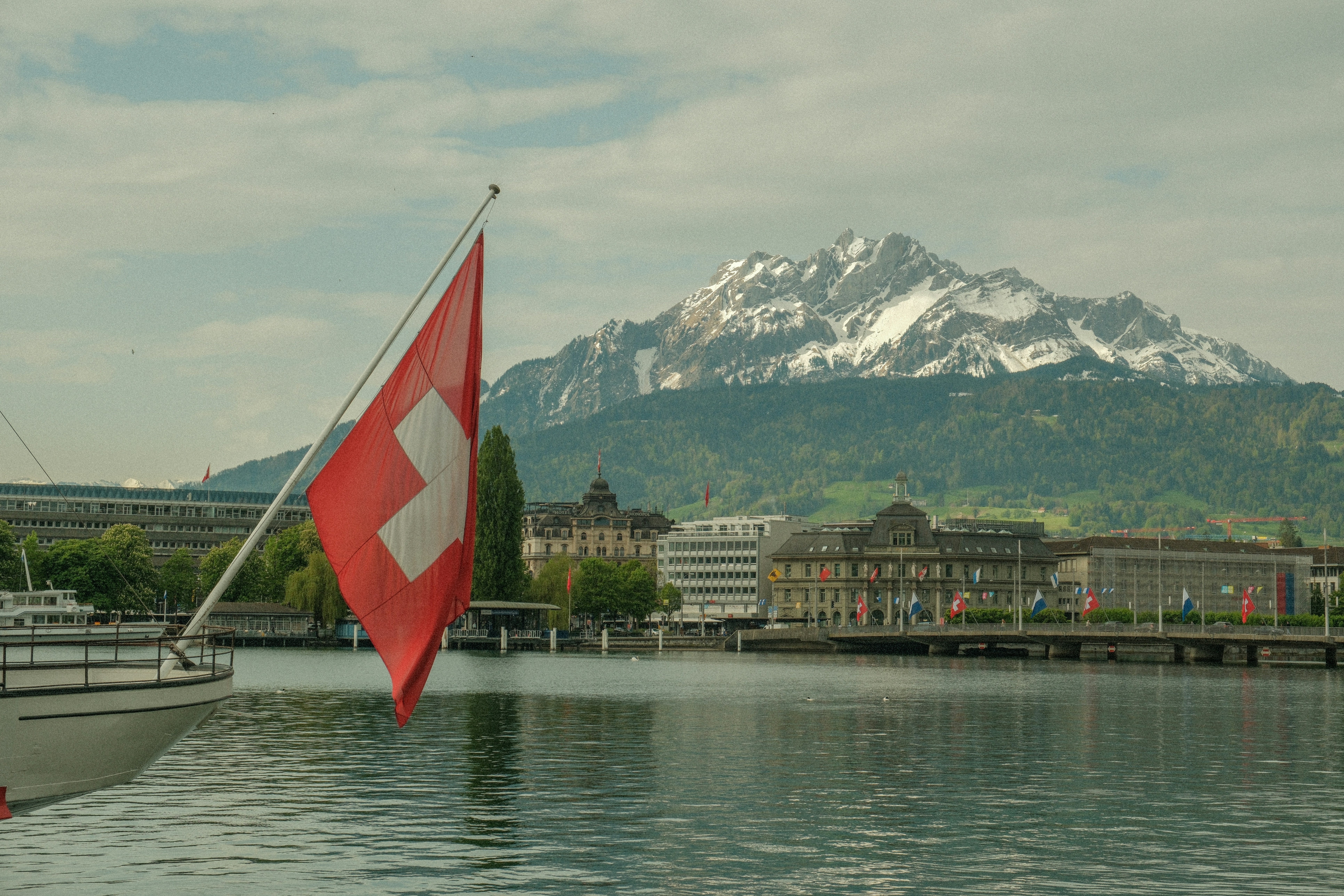 Polémique en Suisse : référendum sur l'identité numérique entaché de soupçons d'ingérence et de recours en cascade