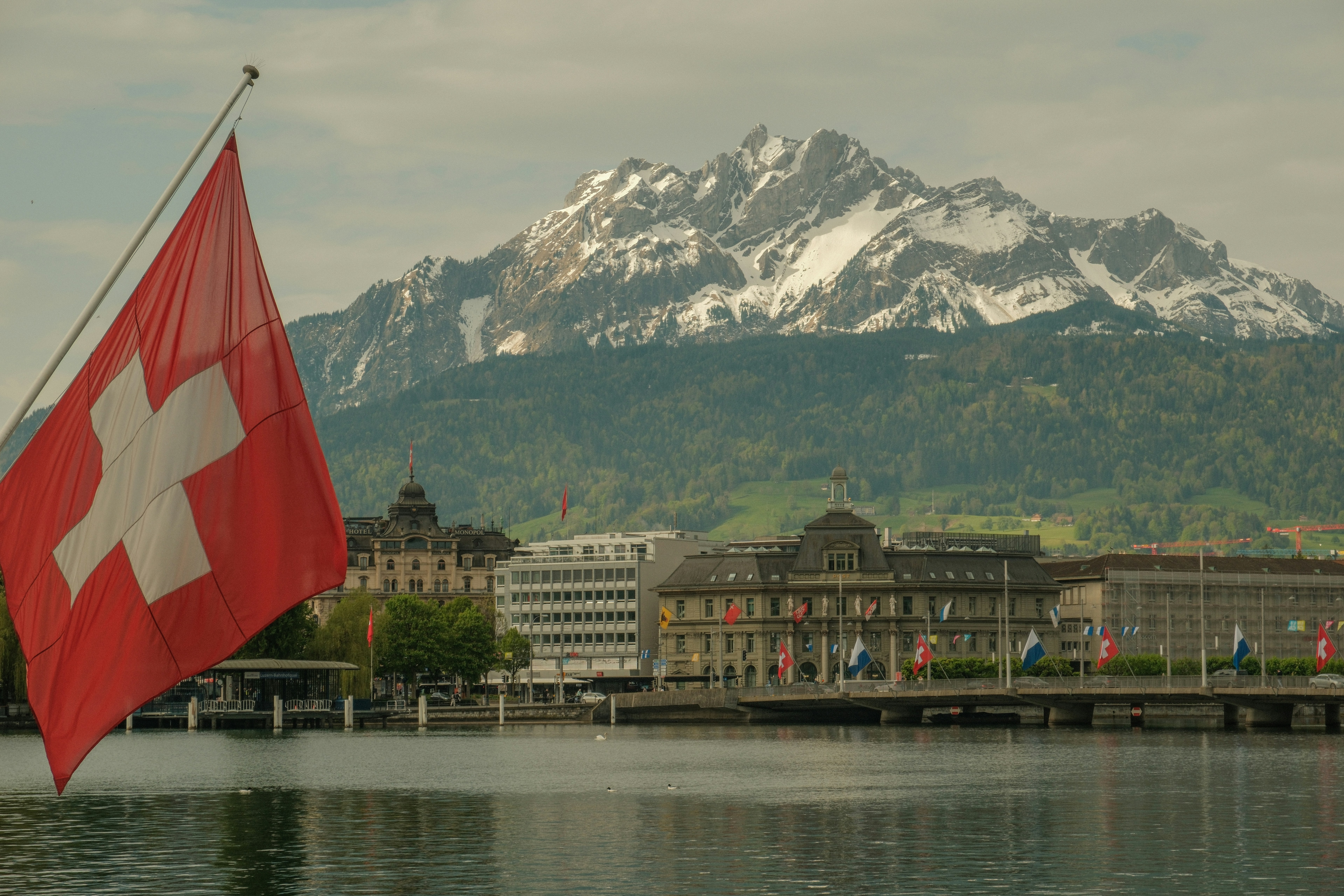 Eine Schweizer Flagge weht vor einem Berg