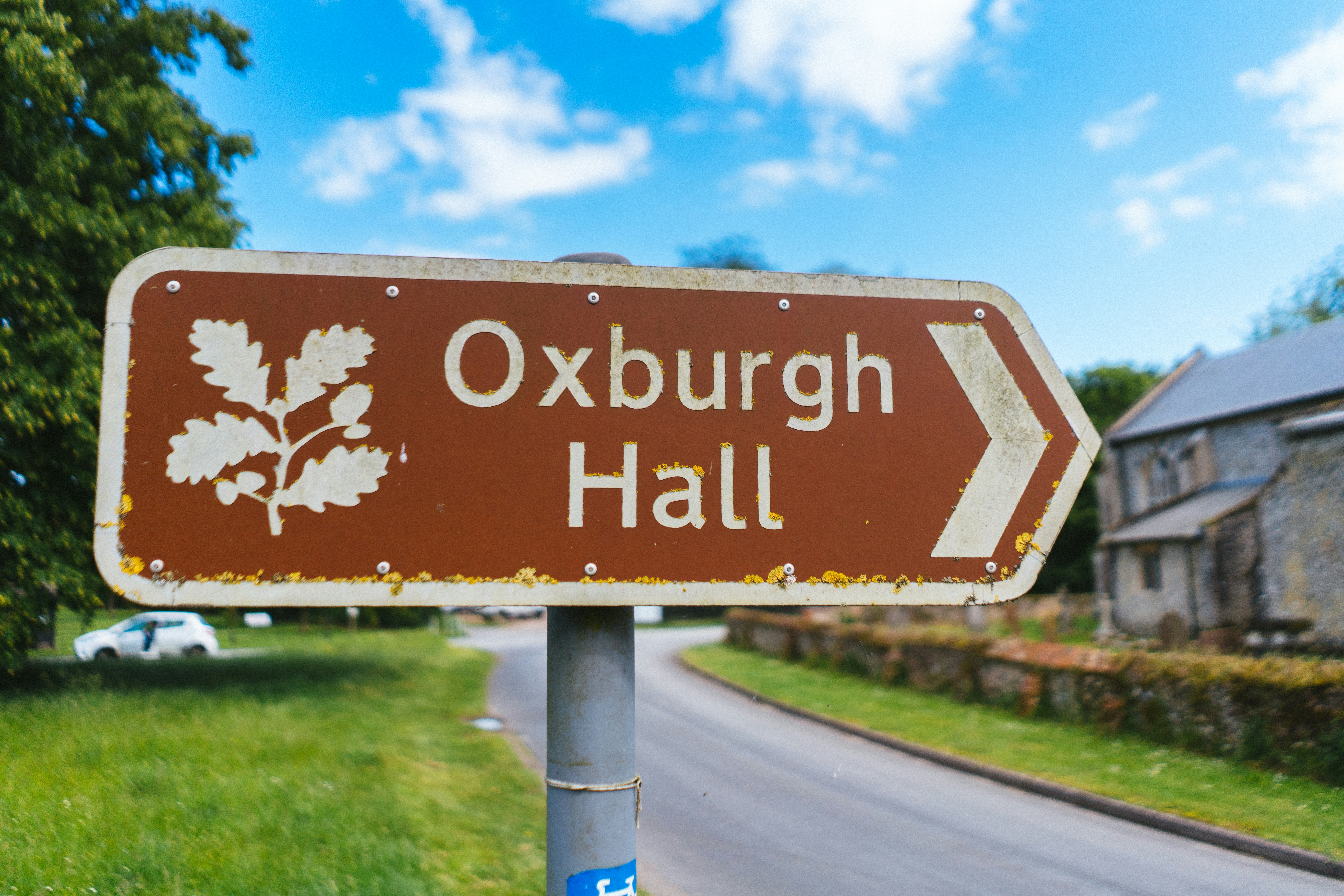 A street sign on the side of a road photo – Free Brown Image on Unsplash