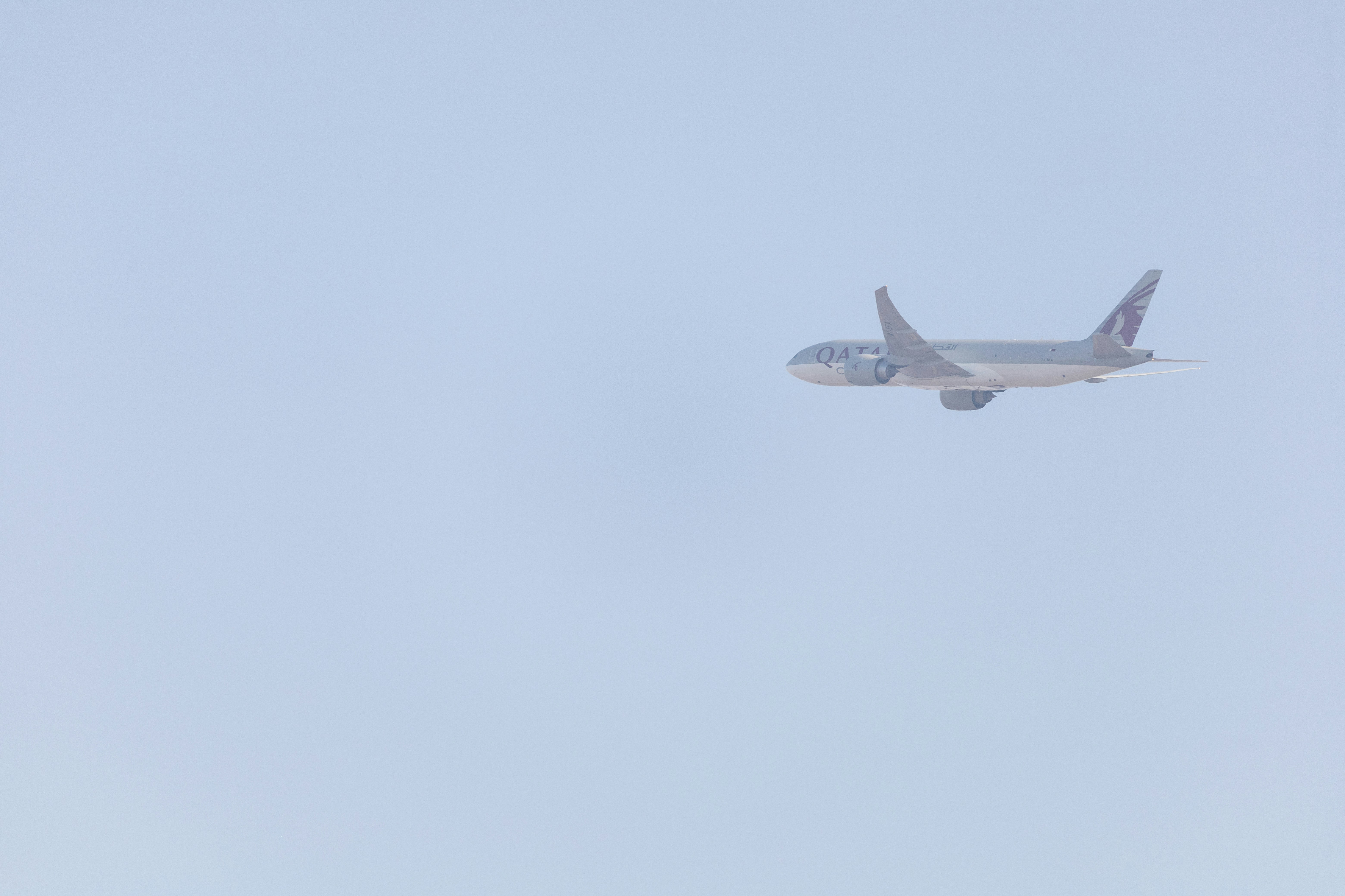 un grand avion de ligne volant dans un ciel bleu