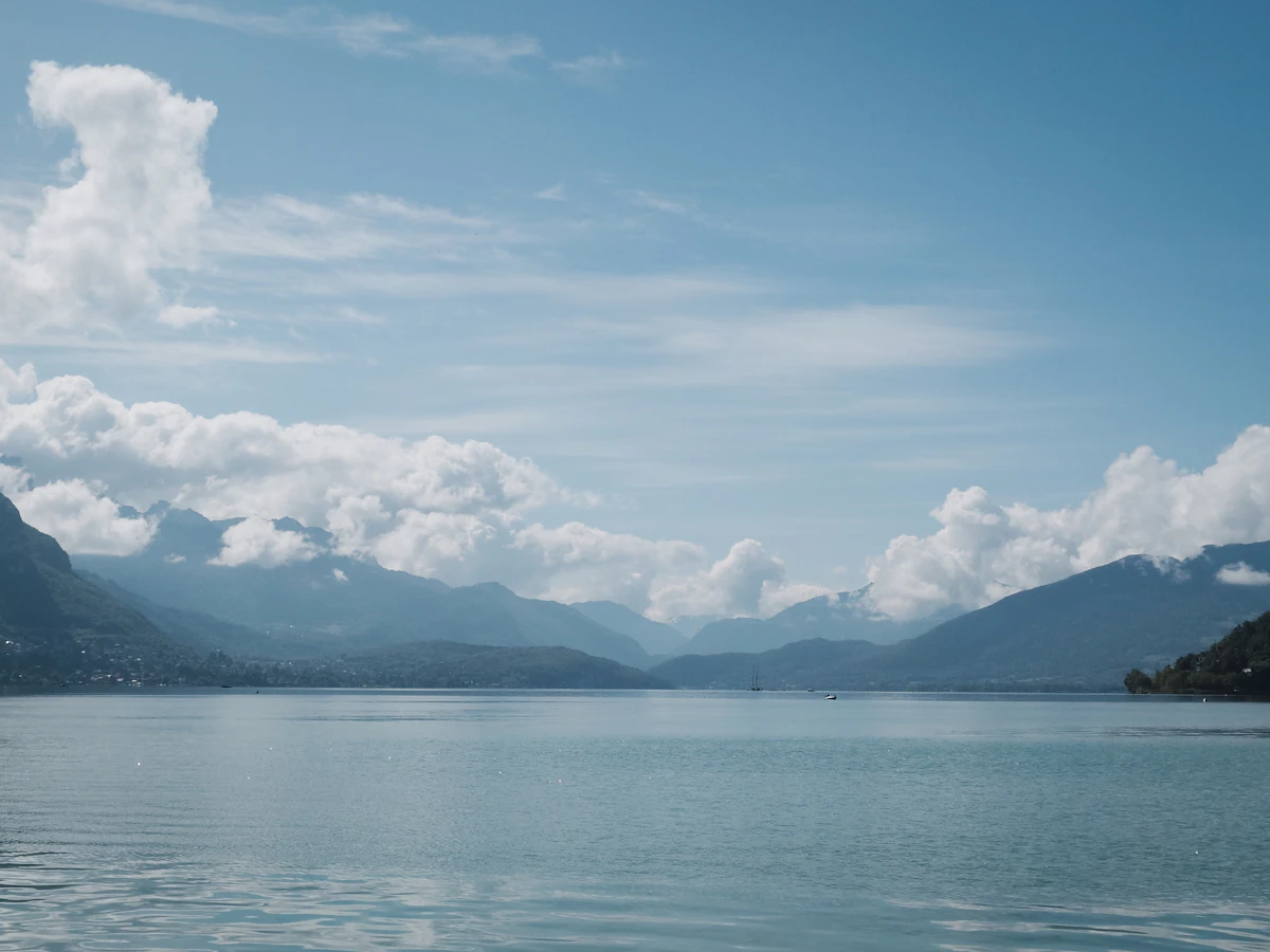 Vue du lac d'Annecy et des montagnes environnantes