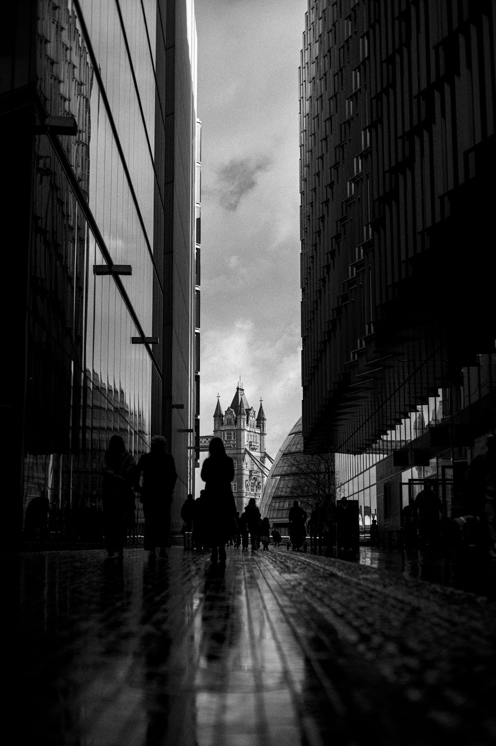 Una foto en blanco y negro de gente caminando en una ciudad