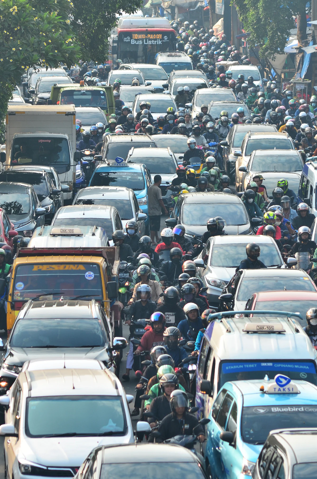 Kemacetan lalu lintas padat dengan kendaraan berderet sepanjang jalur arteri menuju kota besar saat puncak arus mudik