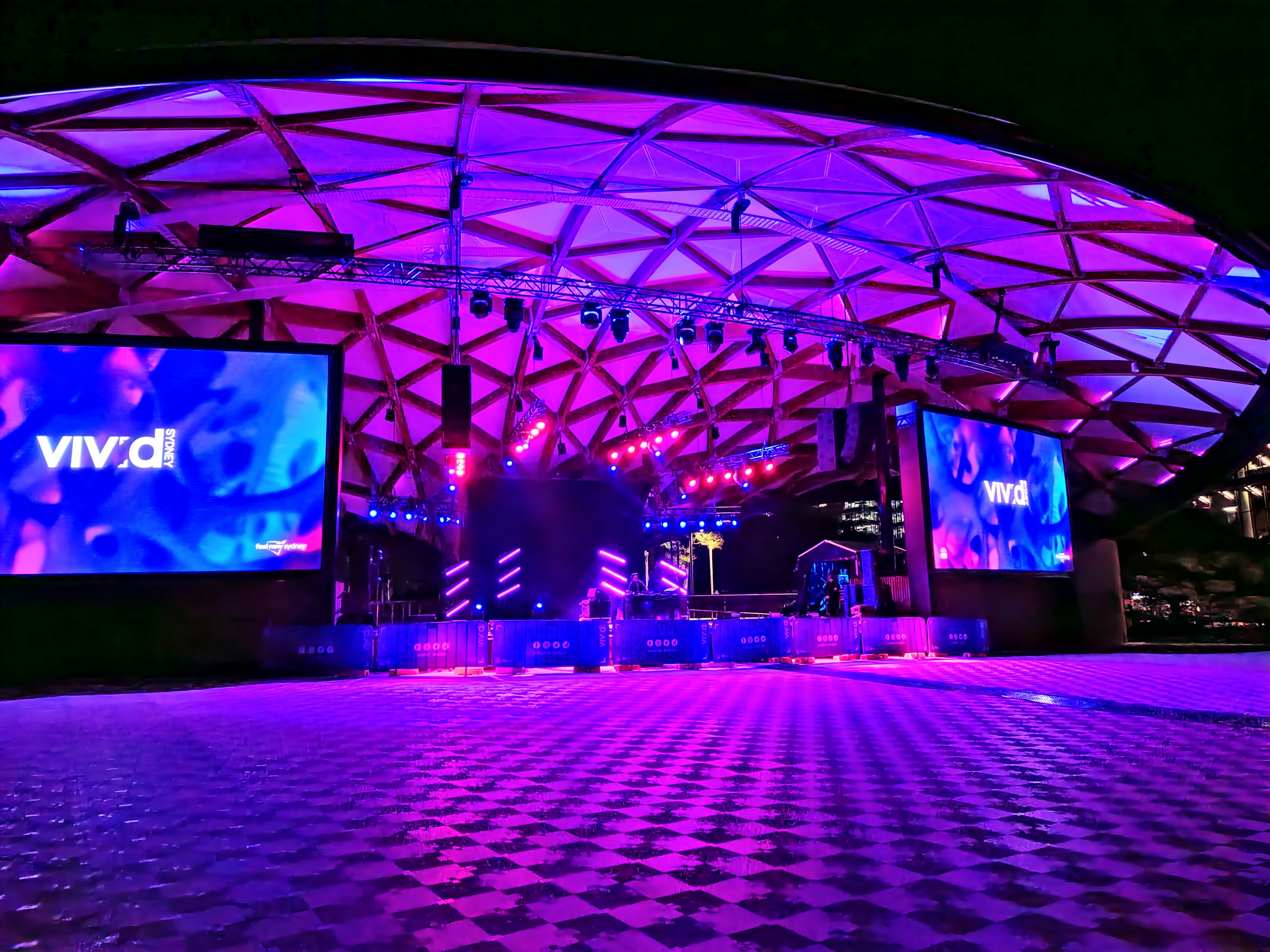 Eine Bühne für ein Konzert mit violetter Beleuchtung
