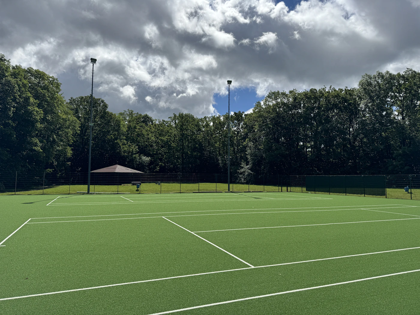 Campo da tennis libero, pronto da prenotare