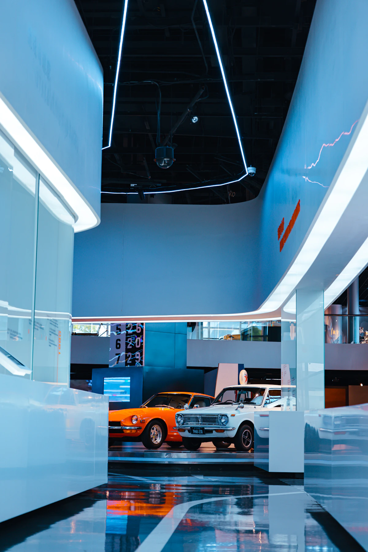 Vehículos exhibidos en un showroom moderno