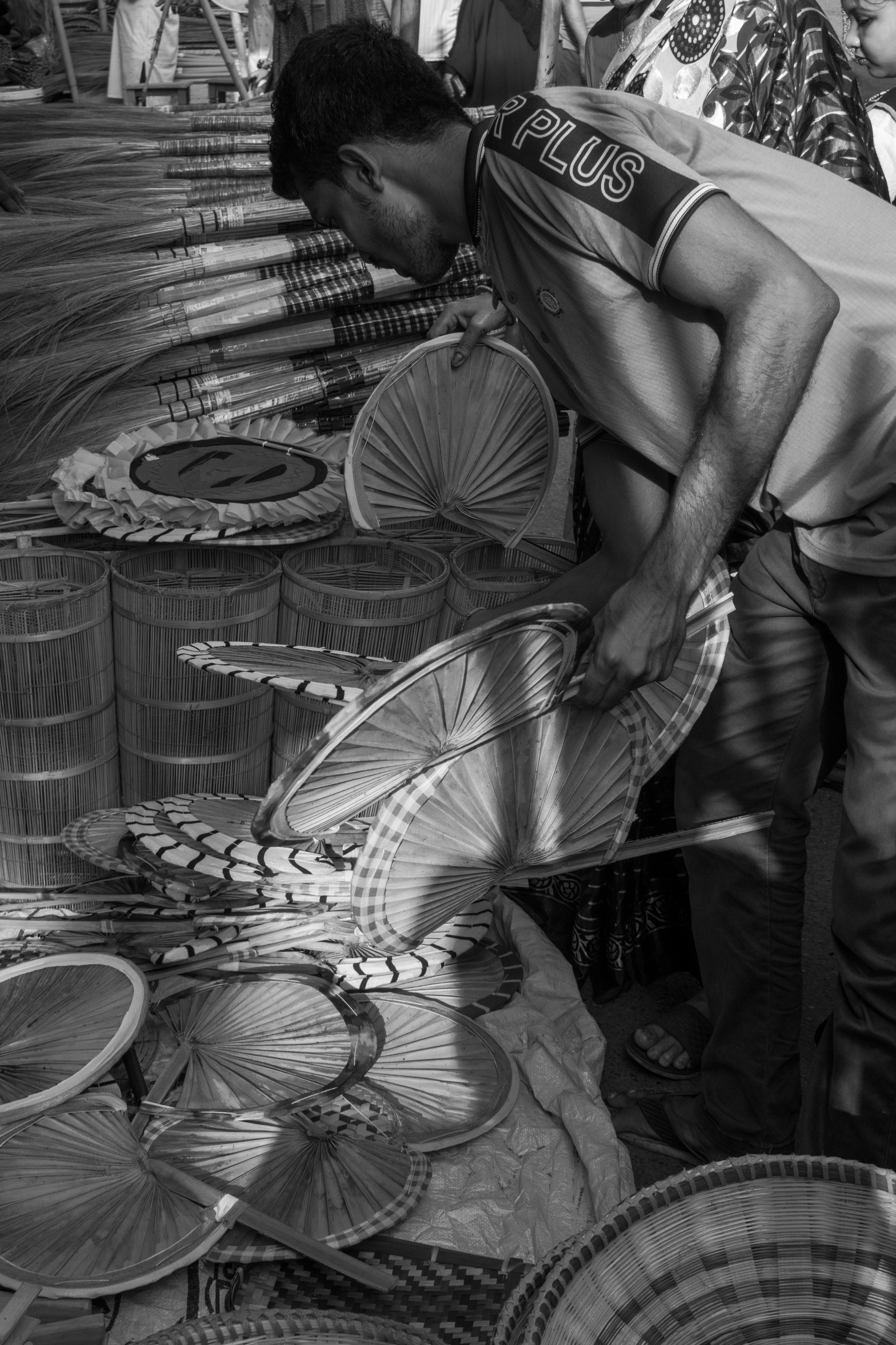 uma foto em preto e branco de um homem trabalhando em guarda-chuvas