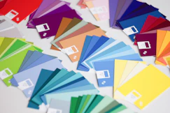 a bunch of colors that are on a table