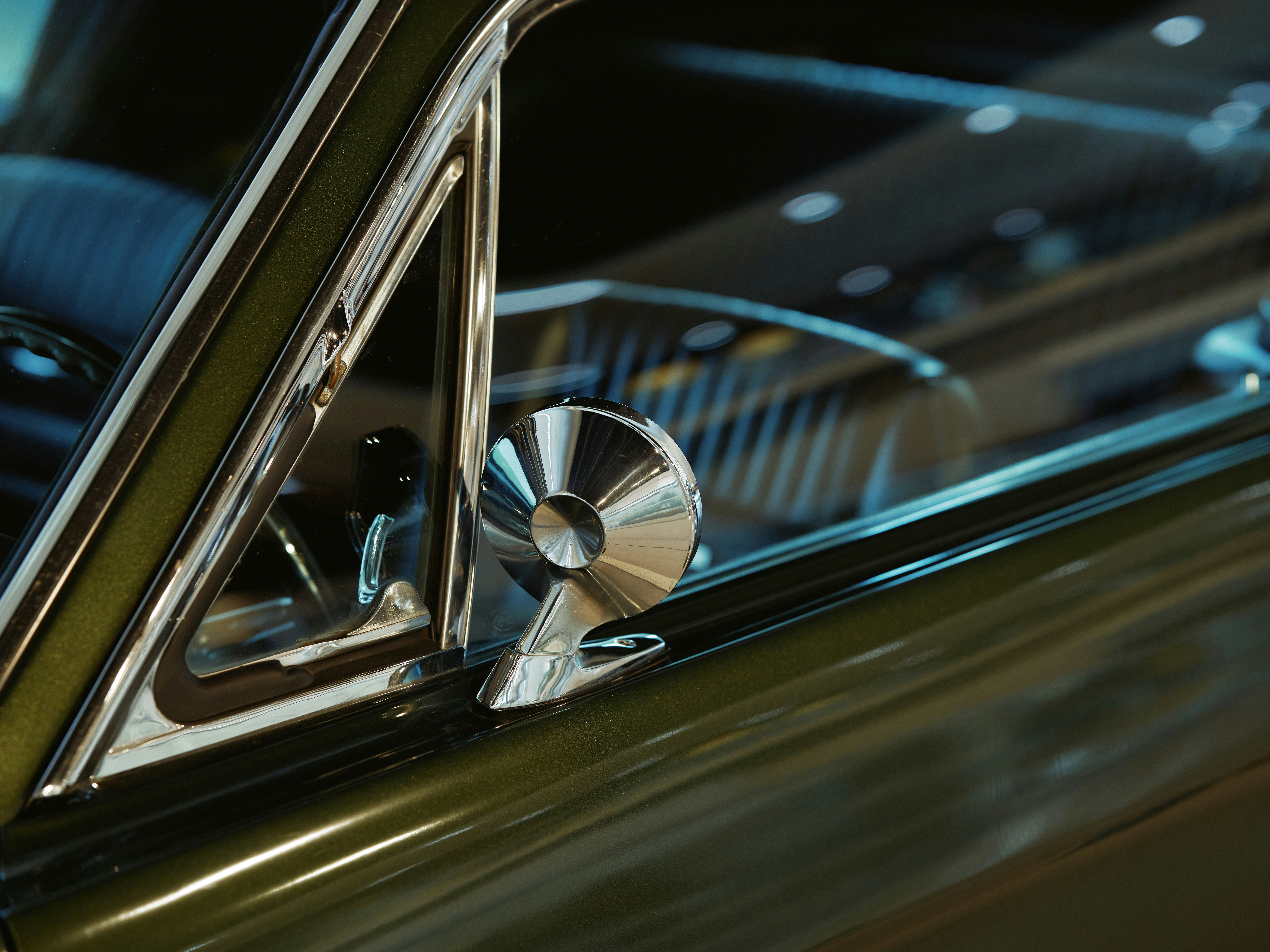 Un primer plano de la manija de una puerta en un automóvil