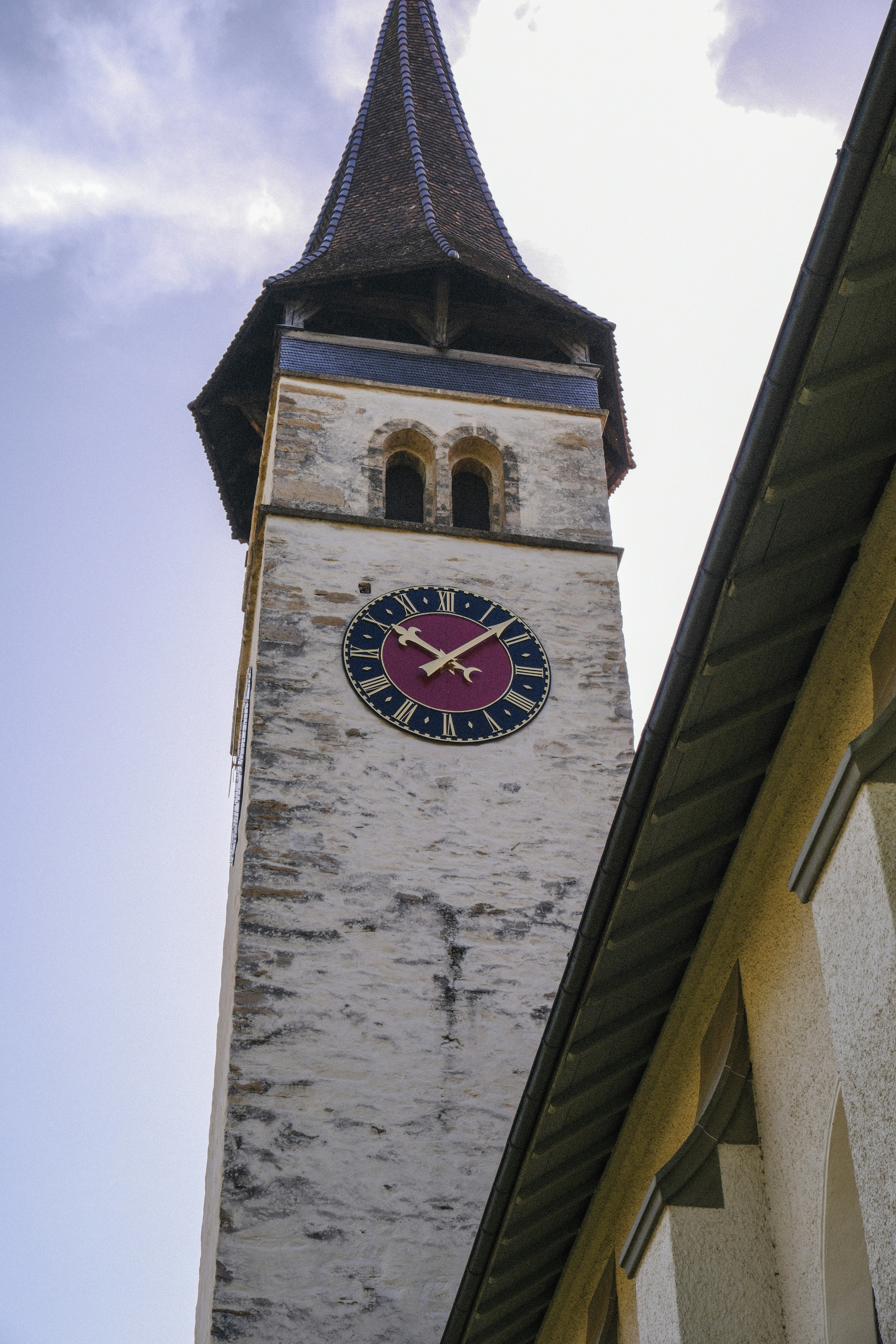 un'alta torre dell'orologio con un orologio su ciascuno dei suoi lati
