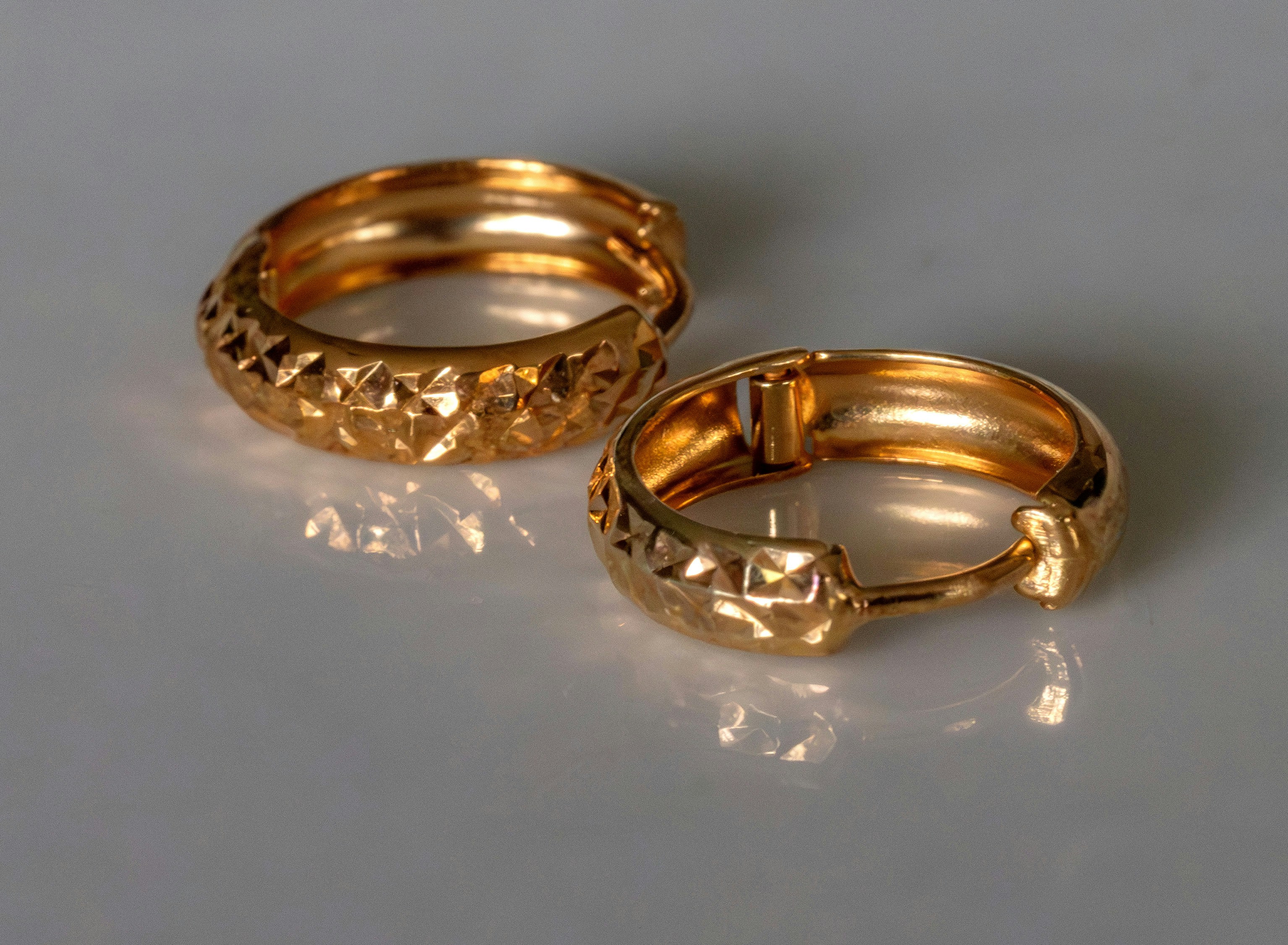 Gold wedding rings close-up, ilustrasi artikel The Enduring Symbol: A Journey Through the History of the Wedding Ring 6