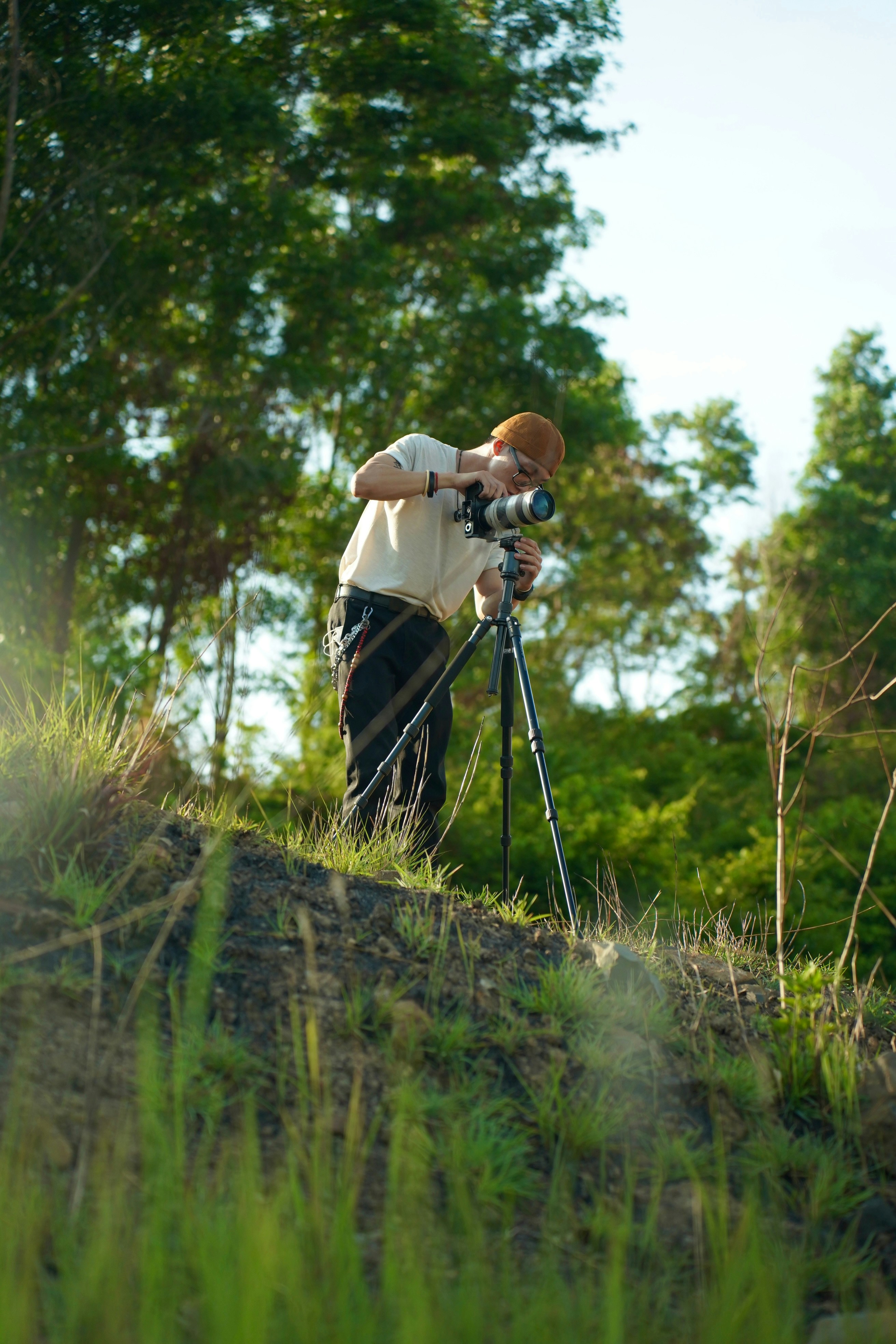 A man standing on top of a lush green hillside photo – Free Trường đại ...