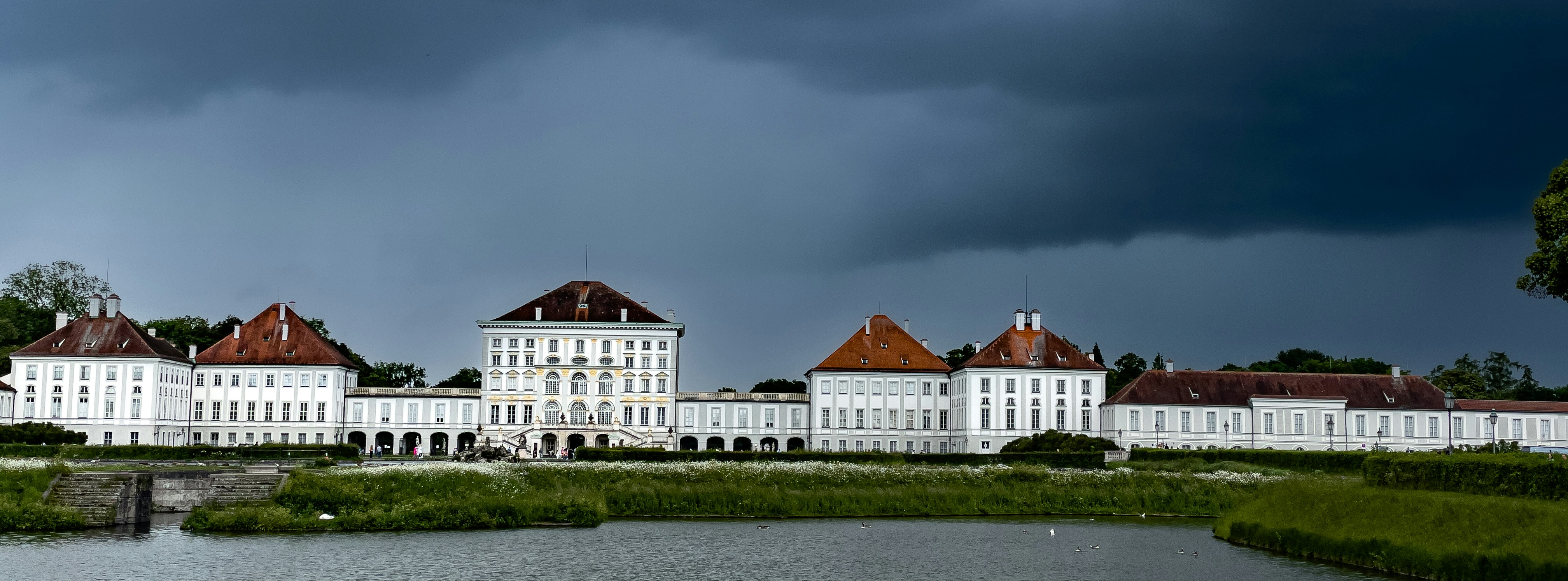 Weihnachtsmarkt mit historischer Kulisse
