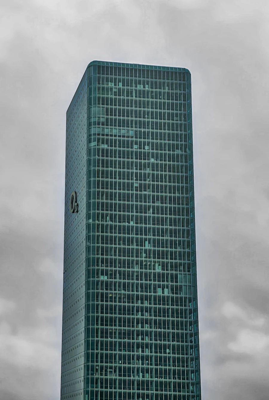 A tall modern office tower in München, Germany, seen from street level