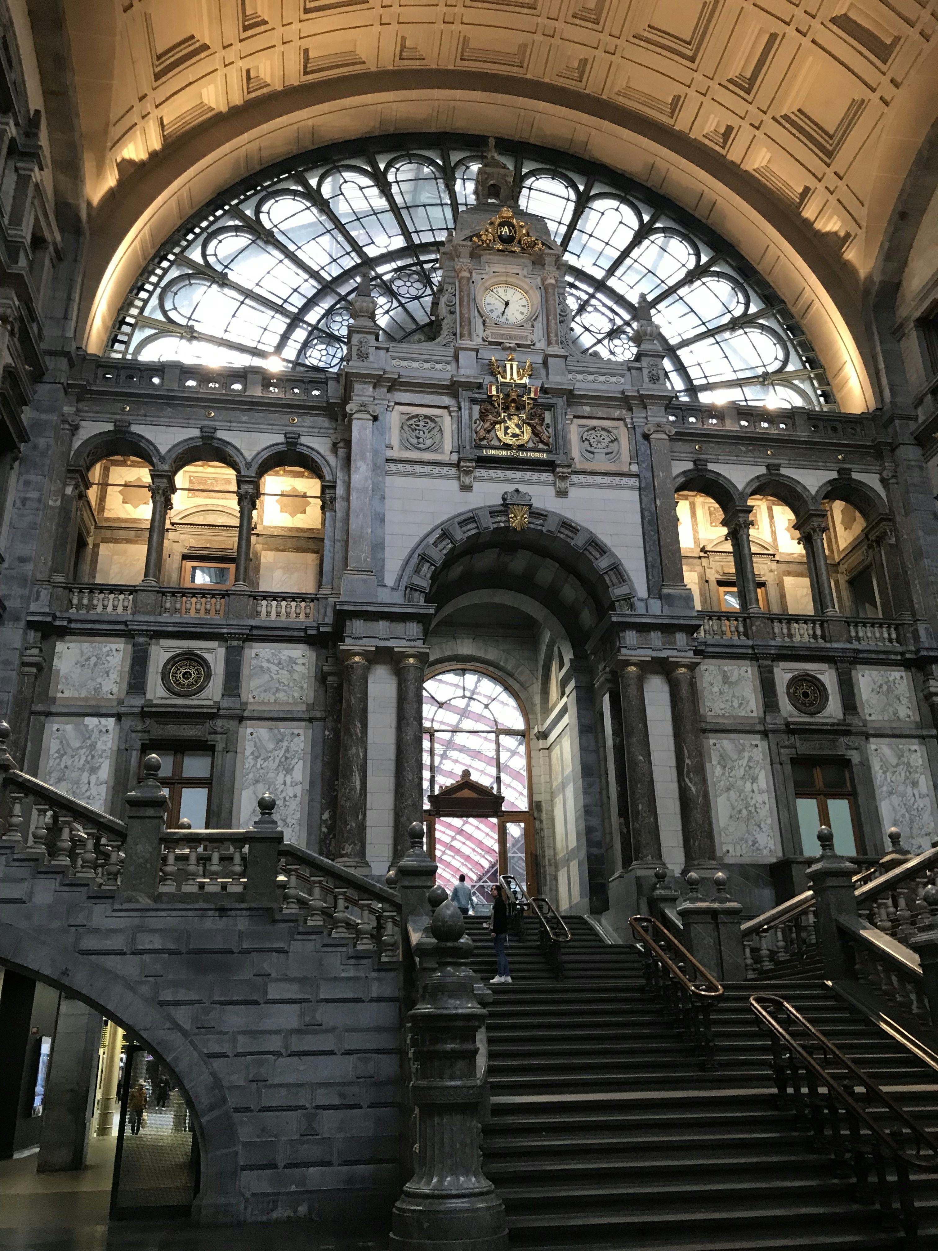 ein großes Gebäude mit einer Uhr an der Wand